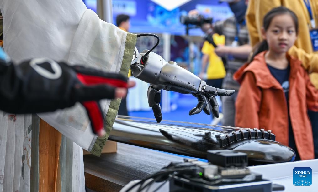 Tận mắt xem robot pha cà phê, chơi đàn và... làm đẹp! - Ảnh 4.