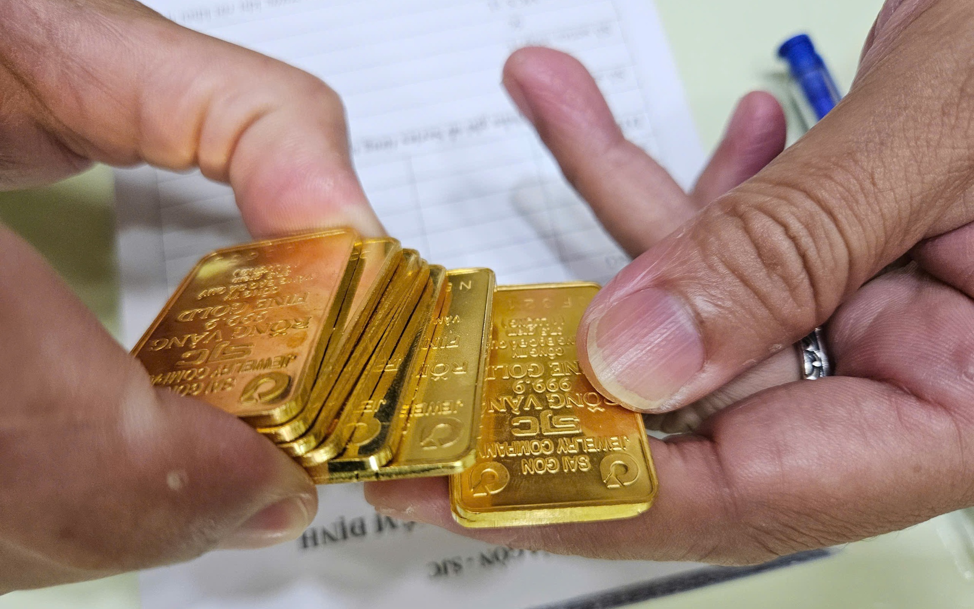 Giá vàng hôm nay, 7-6: Tiếp tục lao dốc - Ảnh 2.