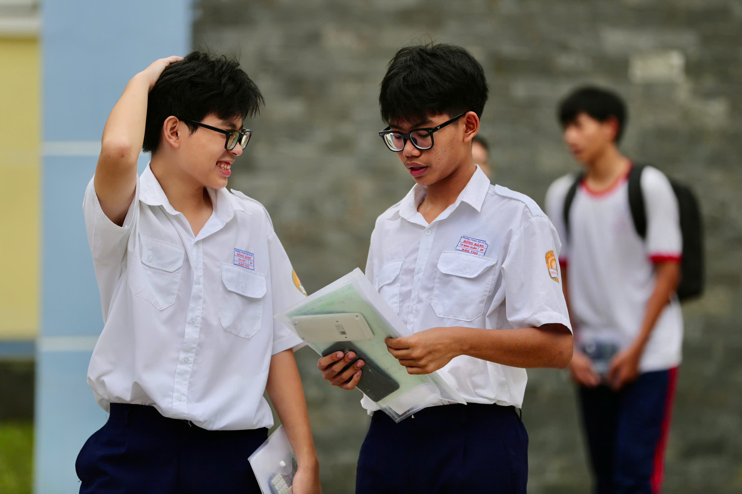 Thi lớp 10 ở TP HCM: Một thí sinh bị đình chỉ thi do dùng thước kẻ ghi tài liệu - Ảnh 1.