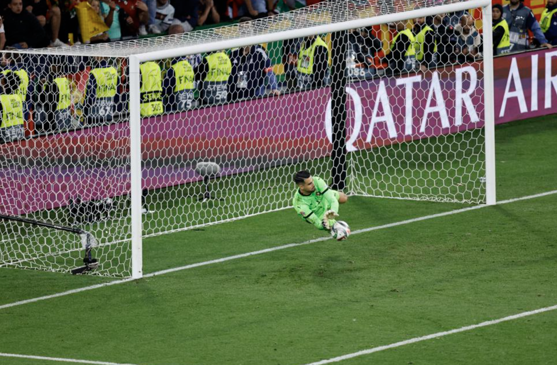 Thắng Tây Ban Nha loạt luân lưu nghẹt thở, Bồ Đào Nha vô địch Nations League- Ảnh 8. Thắng Tây Ban Nha loạt luân lưu nghẹt thở, Bồ Đào Nha vô địch Nations League- Ảnh 8.