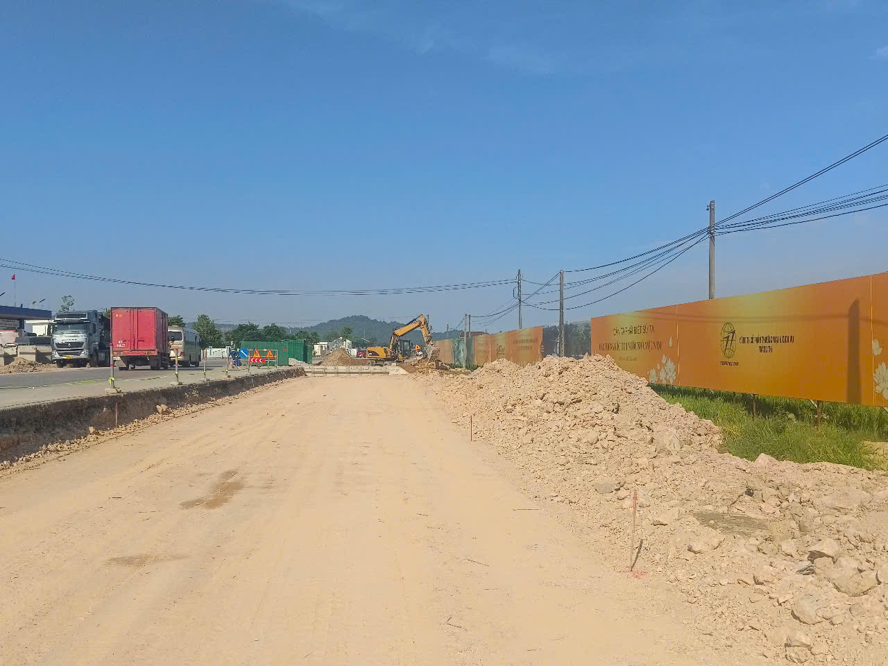 VIDEO: Dự án đường 500 tỉ đồng thi công “chắp vá” do vướng mặt bằng- Ảnh 6.