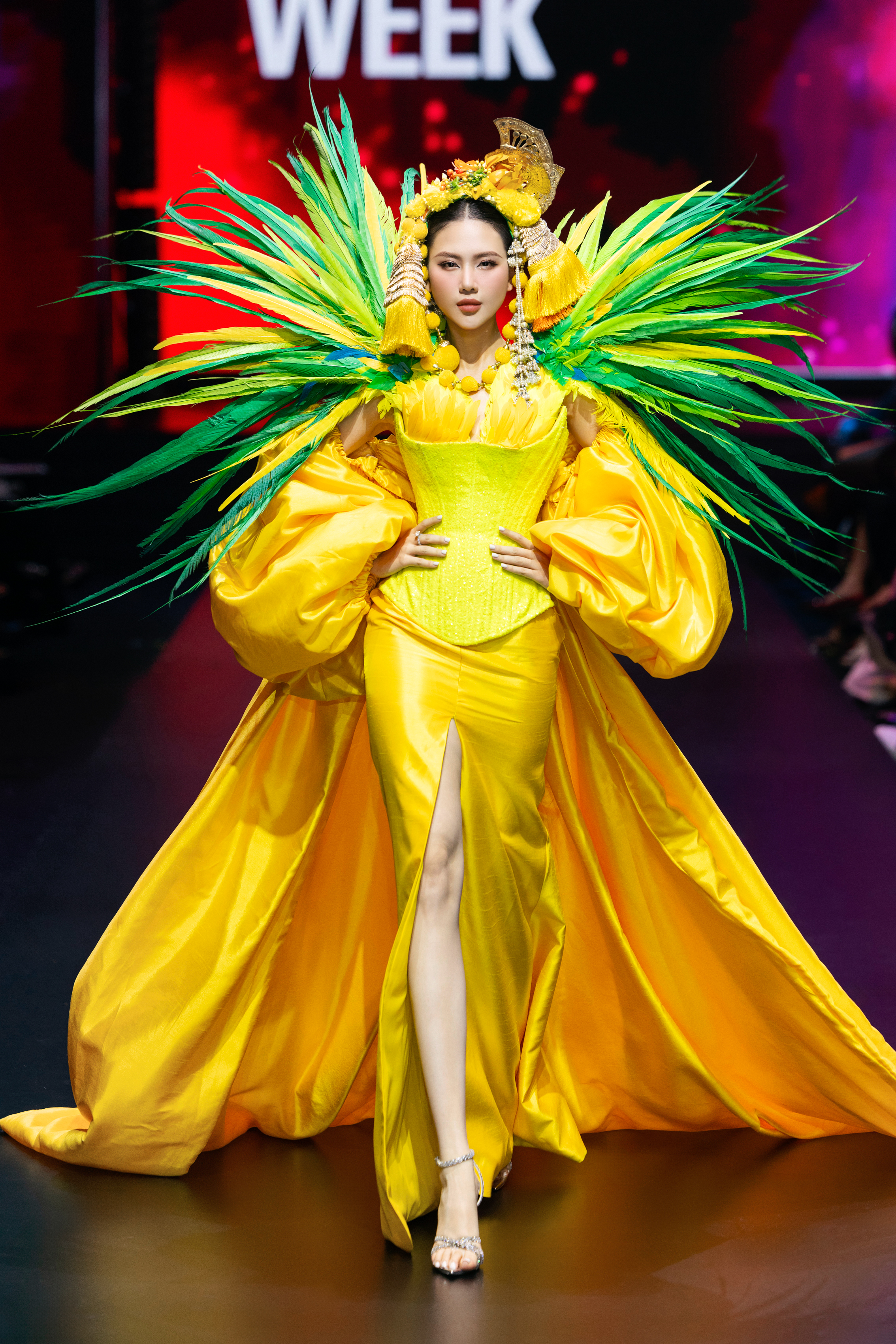 Hoa hậu Bùi Quỳnh Hoa chiếm trọn spotlight - Ảnh 4. Hoa hậu Bùi Quỳnh Hoa chiếm trọn spotlight - Ảnh 4.