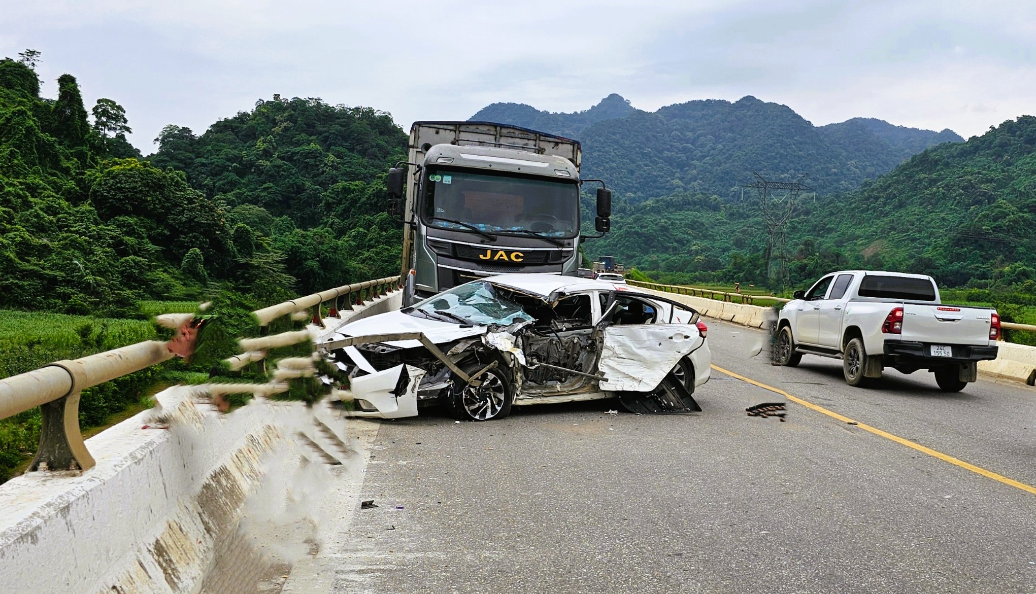 Tông nhau trên cầu, xe tải văng xuống vực, tài xế ô tô con tử vong, 5 người khác bị thương- Ảnh 1. Tông nhau trên cầu, xe tải văng xuống vực, tài xế ô tô con tử vong, 5 người khác bị thương- Ảnh 1.
