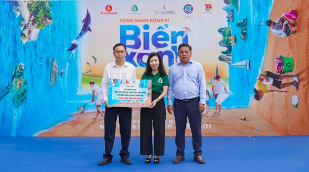 Gần 10.000 người Vingroup và tình nguyện viên ra quân làm sạch bờ biển tại 28 tỉnh, thành phố- Ảnh 7. Gần 10.000 người Vingroup và tình nguyện viên ra quân làm sạch bờ biển tại 28 tỉnh, thành phố- Ảnh 7.