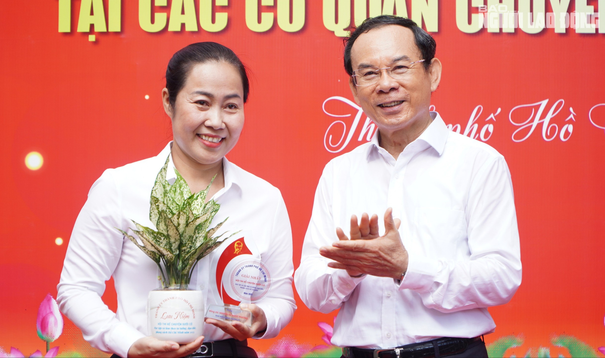 Bí thư Thành ủy TP HCM Nguyễn Văn Nên trao giải
cho các cá nhân kể chuyện dưới cờ về Bác Hồ- Ảnh 1. Bí thư Thành ủy TP HCM Nguyễn Văn Nên trao giải
cho các cá nhân kể chuyện dưới cờ về Bác Hồ- Ảnh 1.
