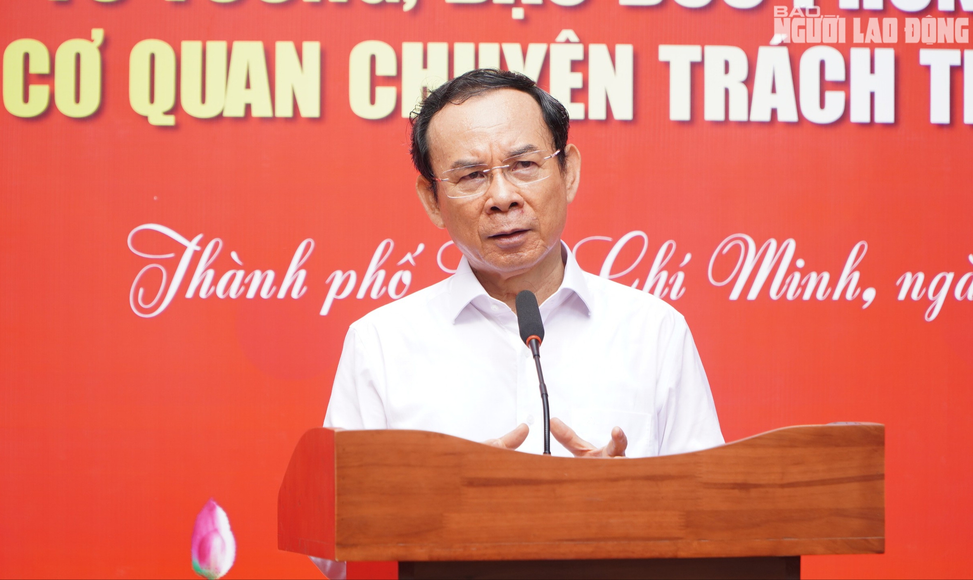 Bí thư Thành ủy TP HCM Nguyễn Văn Nên trao giải
cho các cá nhân kể chuyện dưới cờ về Bác Hồ- Ảnh 2. Bí thư Thành ủy TP HCM Nguyễn Văn Nên trao giải
cho các cá nhân kể chuyện dưới cờ về Bác Hồ- Ảnh 2.