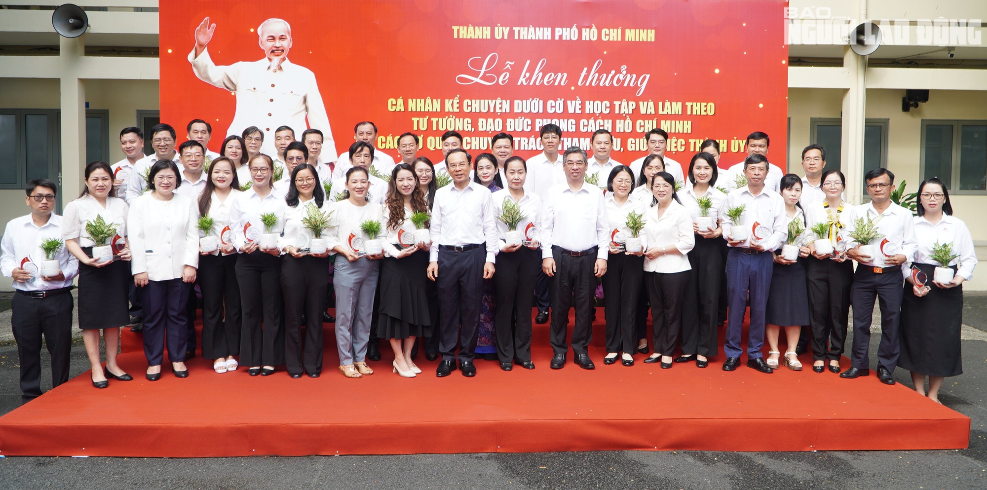 Bí thư Thành ủy TP HCM Nguyễn Văn Nên trao giải
cho các cá nhân kể chuyện dưới cờ về Bác Hồ- Ảnh 7. Bí thư Thành ủy TP HCM Nguyễn Văn Nên trao giải
cho các cá nhân kể chuyện dưới cờ về Bác Hồ- Ảnh 7.