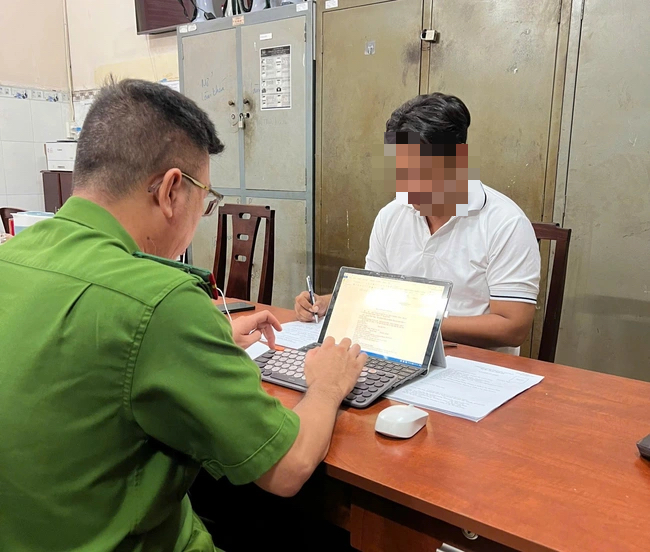 Thông tin mới vụ người đàn ông chặn xe, đập phá ô tô trên đường ở TP HCM- Ảnh 1. Thông tin mới vụ người đàn ông chặn xe, đập phá ô tô trên đường ở TP HCM- Ảnh 1.