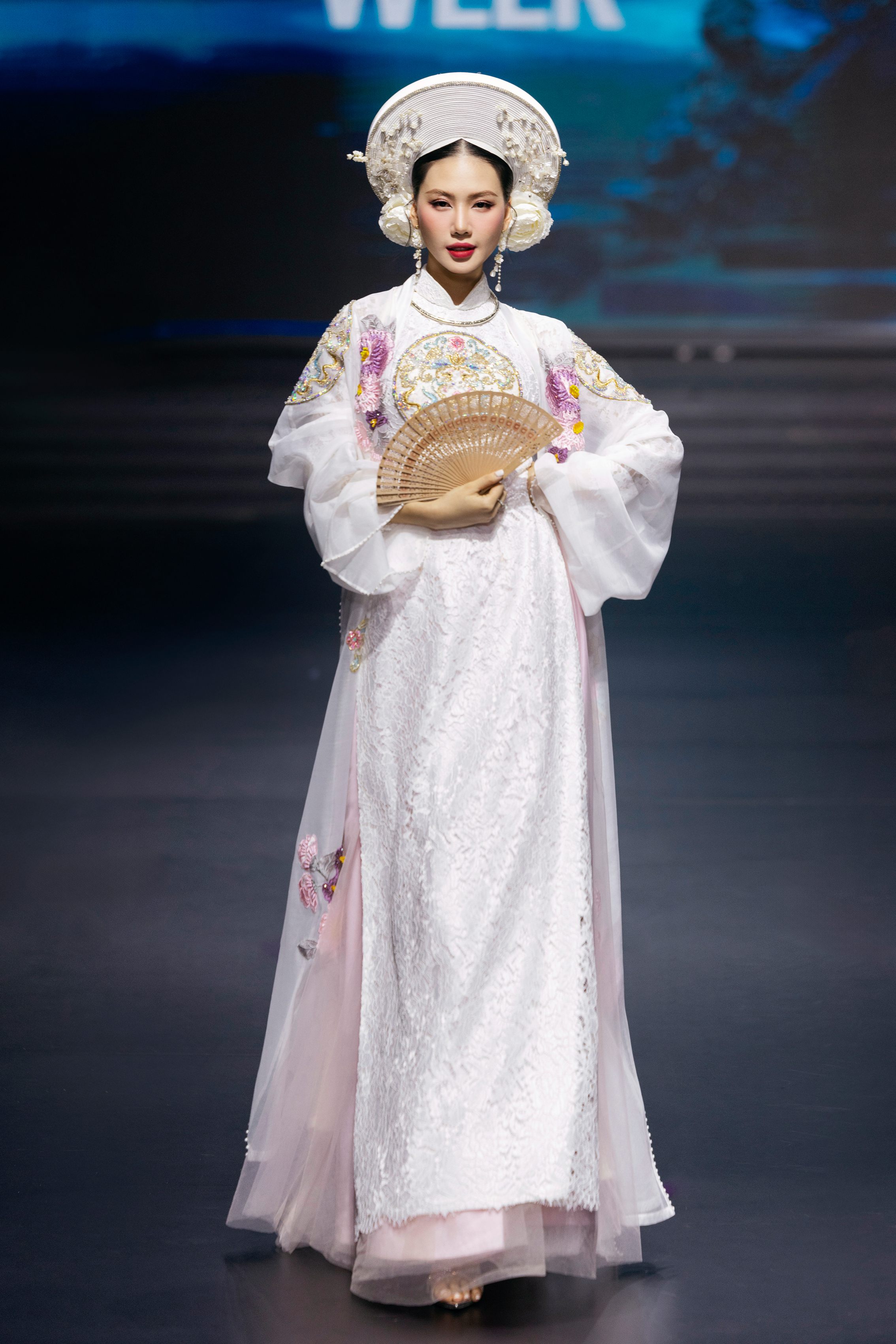 Hoa hậu Bùi Quỳnh Hoa chiếm trọn spotlight - Ảnh 1. Hoa hậu Bùi Quỳnh Hoa chiếm trọn spotlight - Ảnh 1.