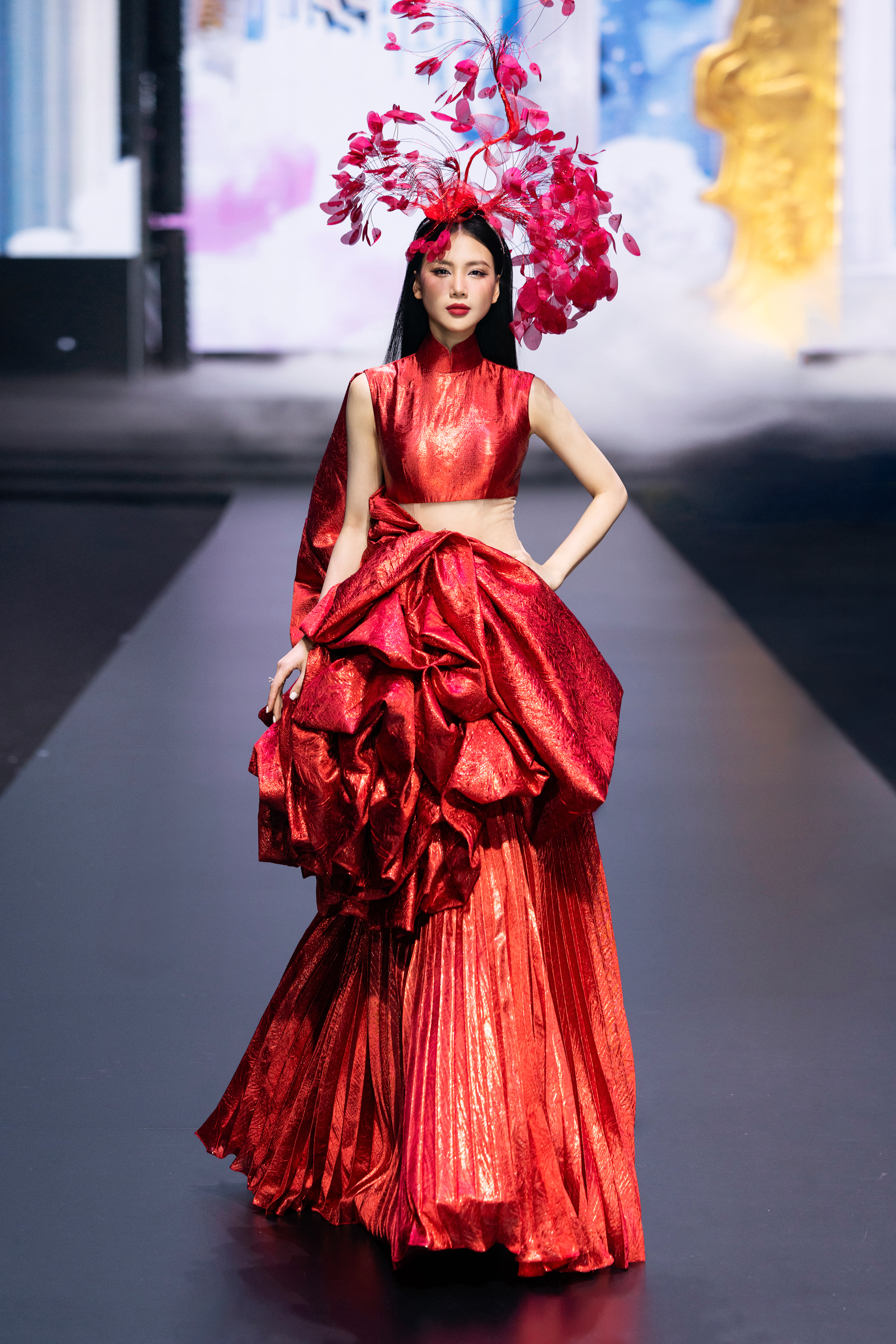 Hoa hậu Bùi Quỳnh Hoa chiếm trọn spotlight - Ảnh 2. Hoa hậu Bùi Quỳnh Hoa chiếm trọn spotlight - Ảnh 2.