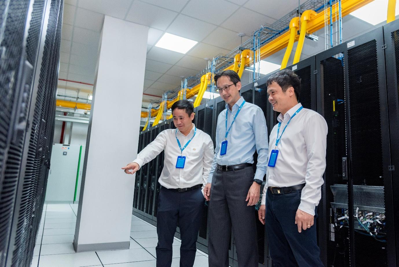Thứ trưởng Bộ Ngoại giao làm việc với Tập đoàn FPT: Tăng cường thúc đẩy khoa học công nghệ Việt Nam - Ảnh 1. Thứ trưởng Bộ Ngoại giao làm việc với Tập đoàn FPT: Tăng cường thúc đẩy khoa học công nghệ Việt Nam - Ảnh 1.