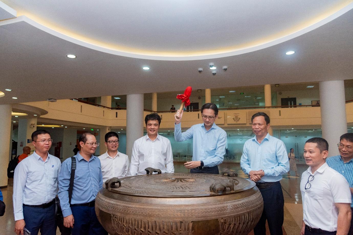 Thứ trưởng Bộ Ngoại giao làm việc với Tập đoàn FPT: Tăng cường thúc đẩy khoa học công nghệ Việt Nam - Ảnh 2. Thứ trưởng Bộ Ngoại giao làm việc với Tập đoàn FPT: Tăng cường thúc đẩy khoa học công nghệ Việt Nam - Ảnh 2.