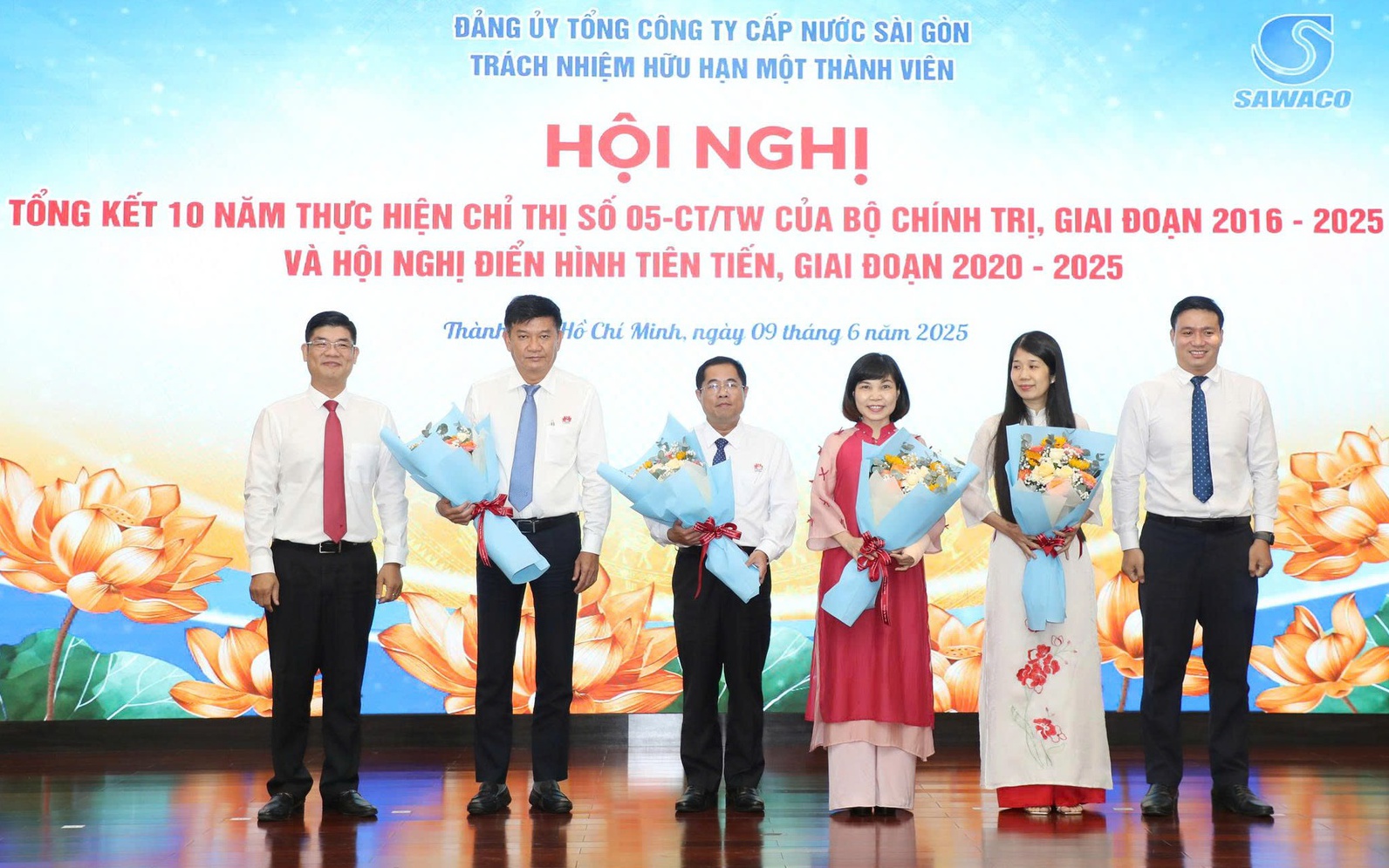 Đoàn lãnh đạo, đại biểu, báo chí TP HCM dâng hoa tưởng niệm Chủ tịch Hồ Chí Minh- Ảnh 7.