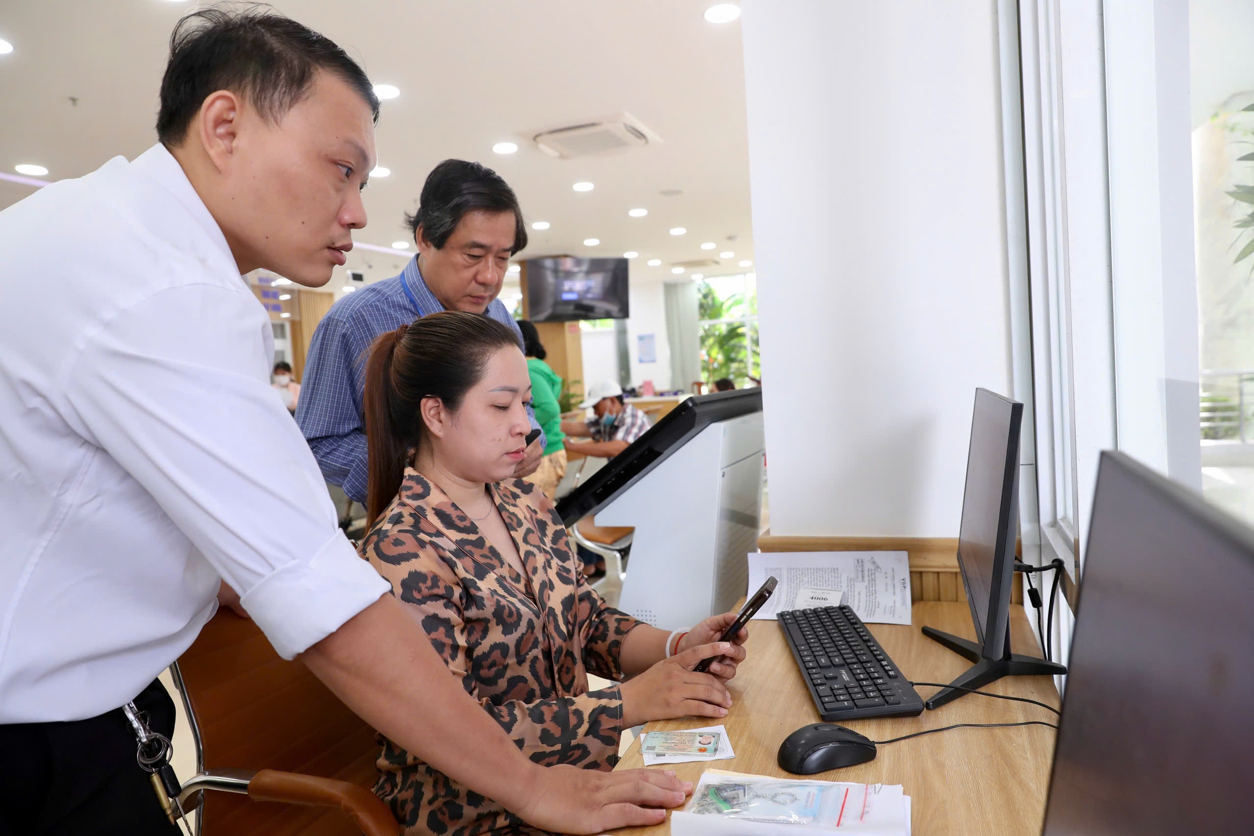 TP HCM: Phường Thủ Đức sử dụng robot để phục vụ người dân đến làm thủ tục hành chính- Ảnh 6. TP HCM: Phường Thủ Đức sử dụng robot để phục vụ người dân đến làm thủ tục hành chính- Ảnh 6.