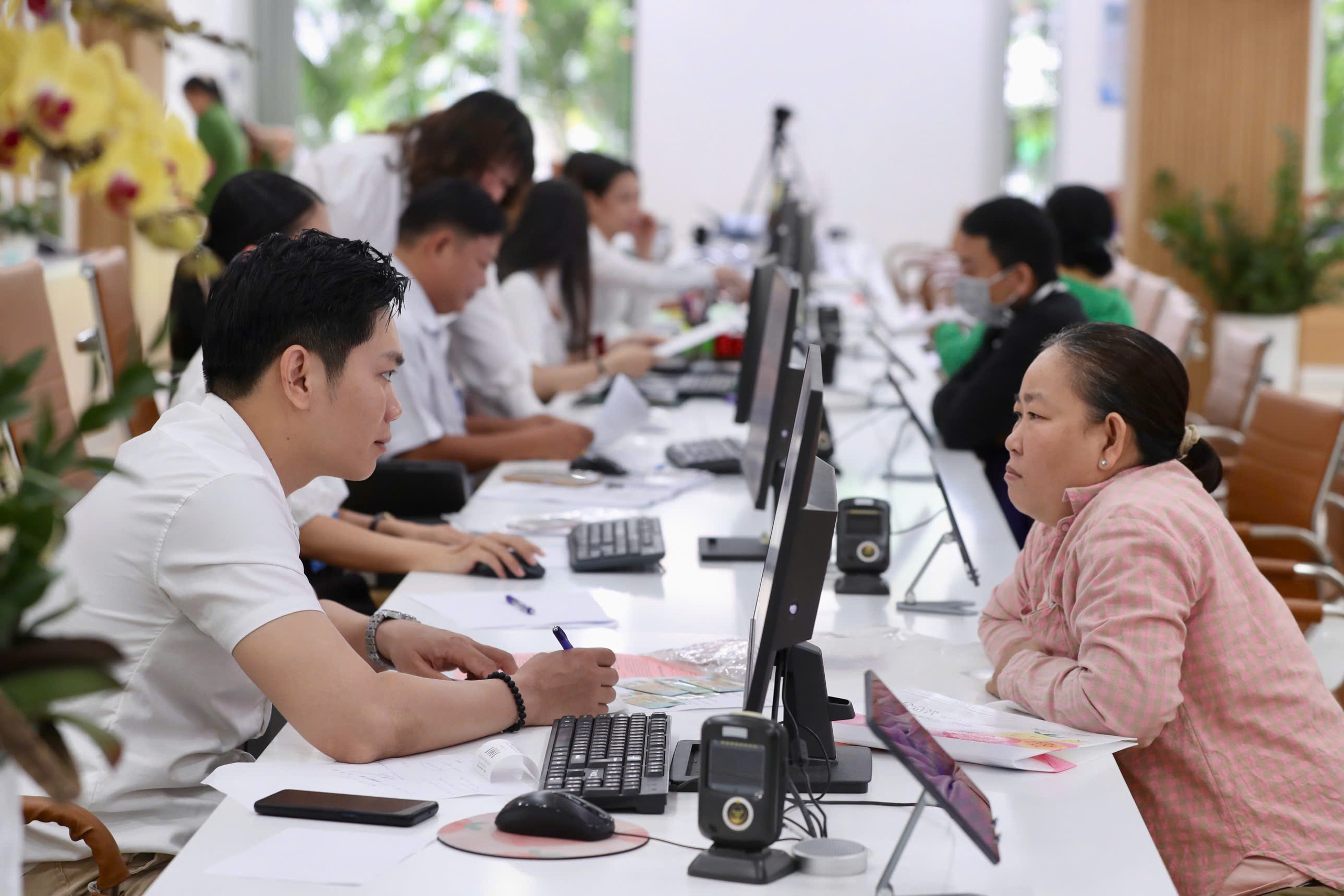 TP HCM: Phường Thủ Đức sử dụng robot để phục vụ người dân đến làm thủ tục hành chính- Ảnh 5. TP HCM: Phường Thủ Đức sử dụng robot để phục vụ người dân đến làm thủ tục hành chính- Ảnh 5.