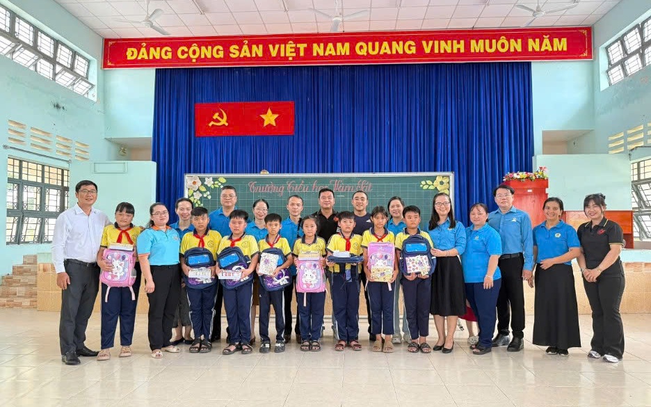 Trao 2 căn nhà tình thương cho 2 hộ dân khó khăn của  tỉnh Vĩnh Long- Ảnh 2.