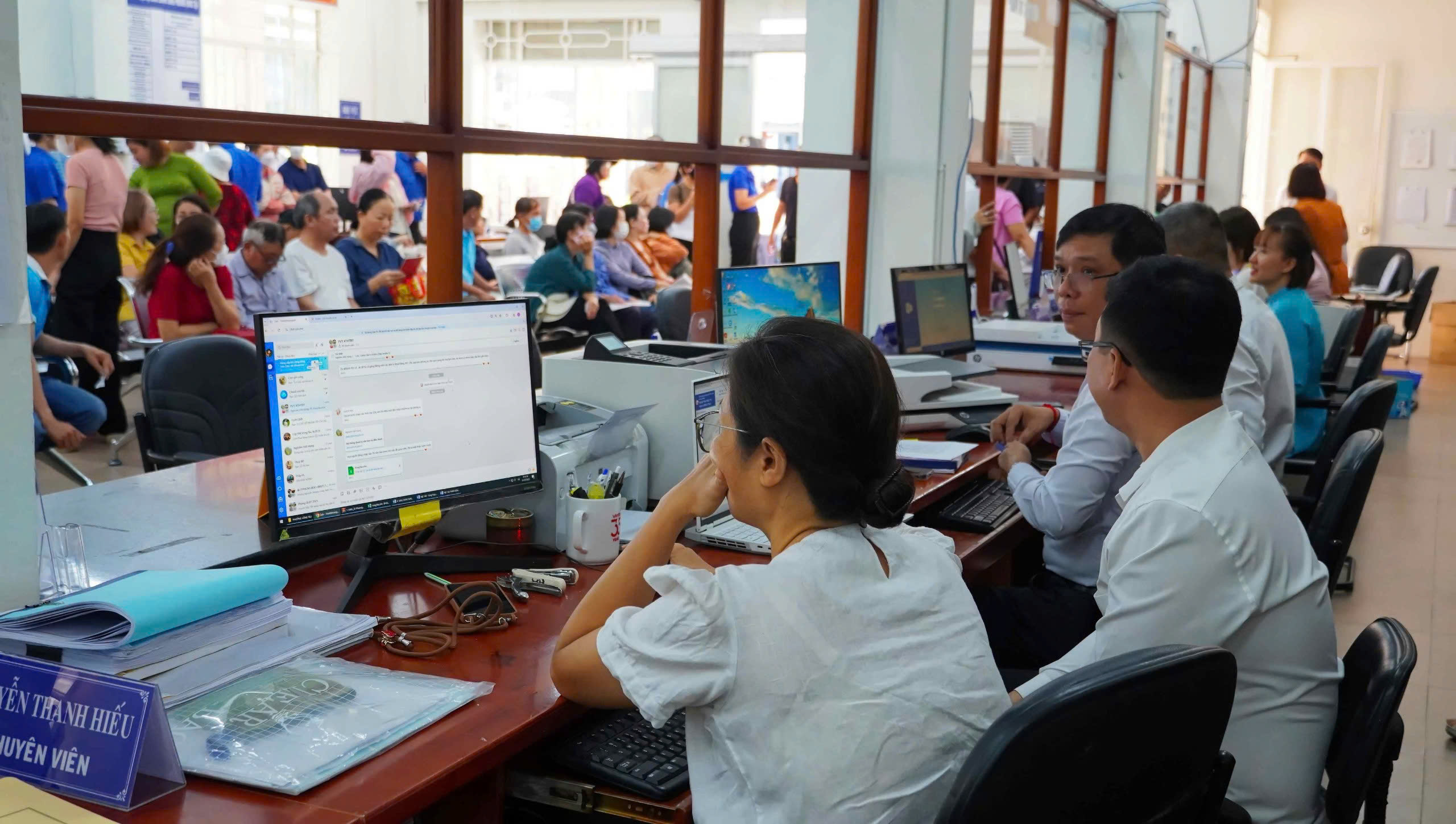 TP HCM: Phường Thủ Đức sử dụng robot để phục vụ người dân đến làm thủ tục hành chính- Ảnh 9. TP HCM: Phường Thủ Đức sử dụng robot để phục vụ người dân đến làm thủ tục hành chính- Ảnh 9.