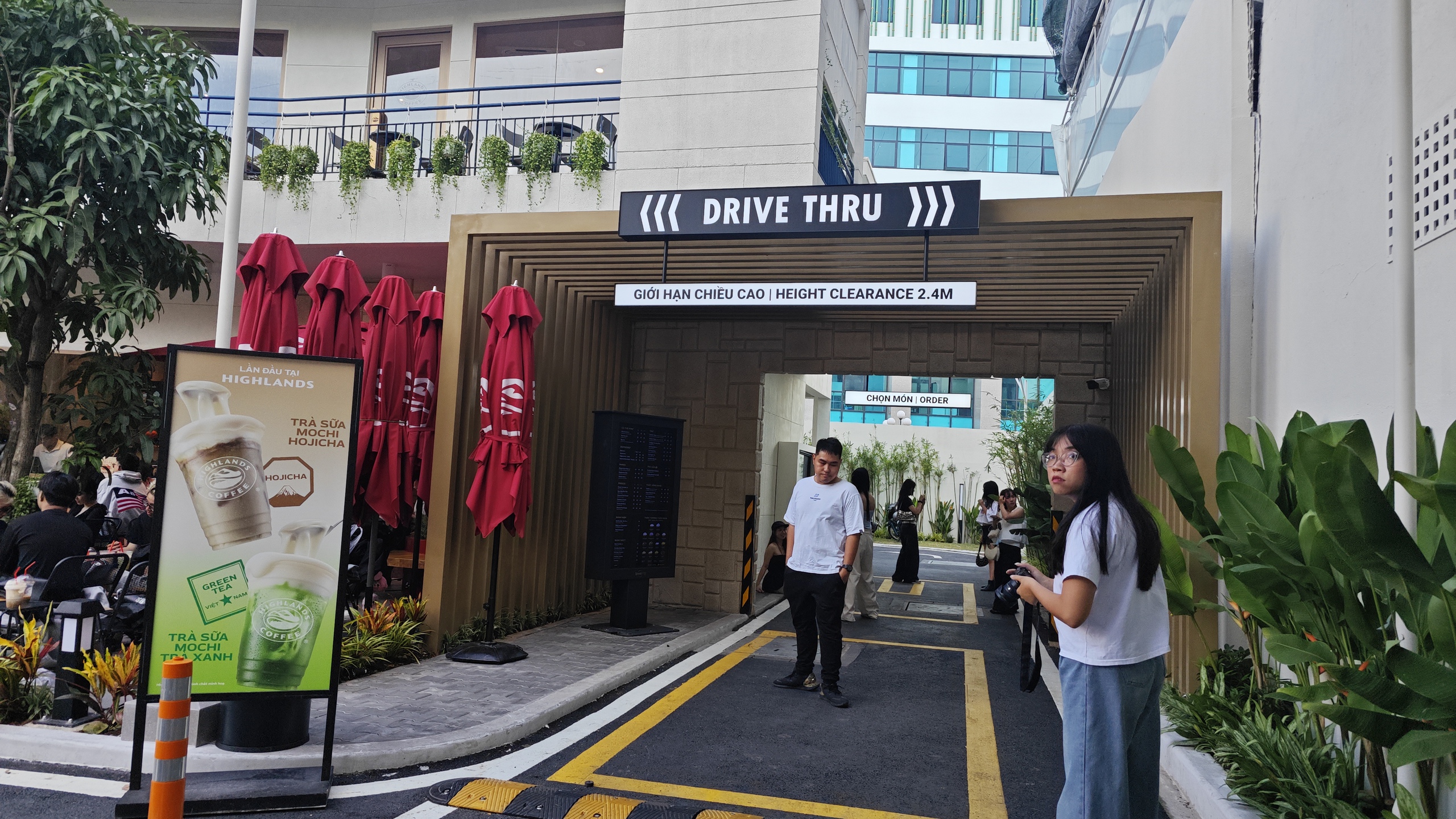 Nhà sáng lập Highlands Coffee thừa nhận Drive-thru “không quá mới mẻ”- Ảnh 3. Nhà sáng lập Highlands Coffee thừa nhận Drive-thru “không quá mới mẻ”- Ảnh 3.