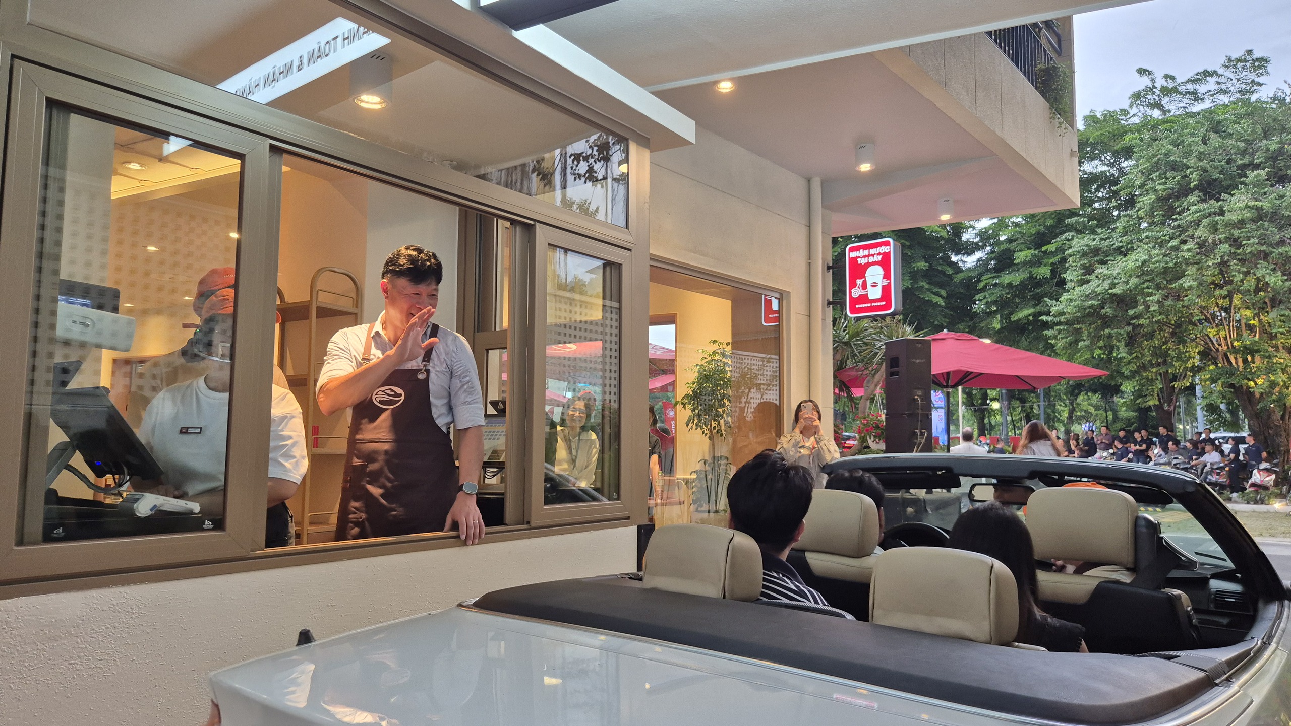 Nhà sáng lập Highlands Coffee thừa nhận Drive-thru “không quá mới mẻ”- Ảnh 1. Nhà sáng lập Highlands Coffee thừa nhận Drive-thru “không quá mới mẻ”- Ảnh 1.