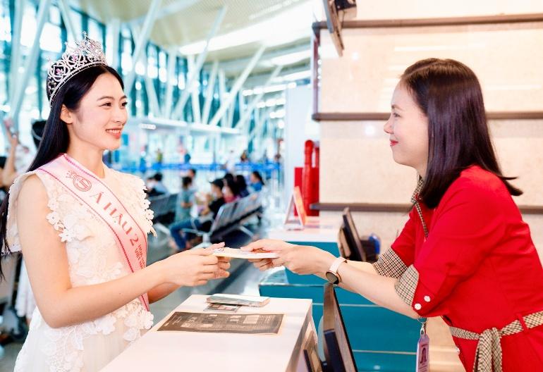 Tân Hoa hậu Việt Nam bay cùng Vietjet trên hành trình đầu tiên sau lễ đăng quang- Ảnh 2. Tân Hoa hậu Việt Nam bay cùng Vietjet trên hành trình đầu tiên sau lễ đăng quang- Ảnh 2.