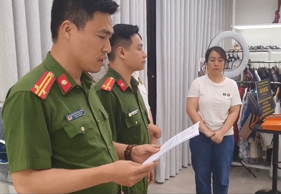 Bắt Thu Hường bán đồ xa xỉ online doanh thu hơn 834 tỉ đồng- Ảnh 1. Bắt Thu Hường bán đồ xa xỉ online doanh thu hơn 834 tỉ đồng- Ảnh 1.