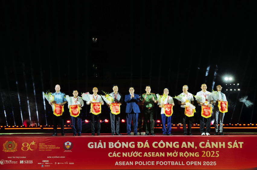 Quase 600 cadetes da polícia tocaram bateria no Estádio Hang Day - Foto 3. Gần 600 học viên cảnh sát đồng diễn trống hội tại SVĐ Hàng Đẫy- Ảnh 3.