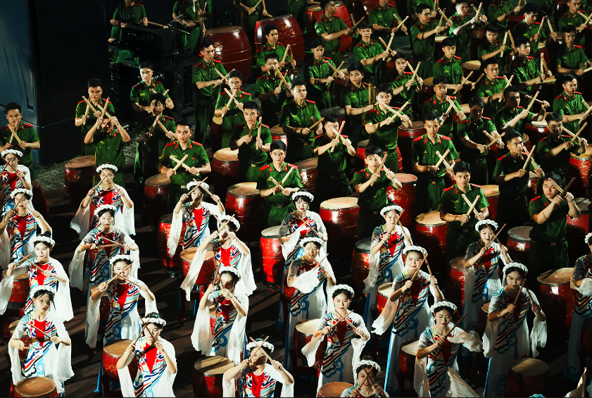 Quase 600 cadetes da polícia tocaram bateria no Estádio Hang Day - Foto 4. Gần 600 học viên cảnh sát đồng diễn trống hội tại SVĐ Hàng Đẫy- Ảnh 4.