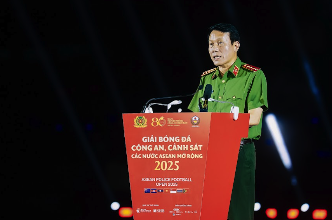 Quase 600 cadetes da polícia tocaram bateria no Estádio Hang Day - Foto 2. Gần 600 học viên cảnh sát đồng diễn trống hội tại SVĐ Hàng Đẫy- Ảnh 2.
