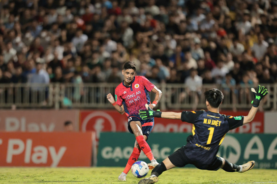 Cầu thủ nước ngoài giúp nâng tầm V-League?- Ảnh 1. Cầu thủ nước ngoài giúp nâng tầm V-League?- Ảnh 1.