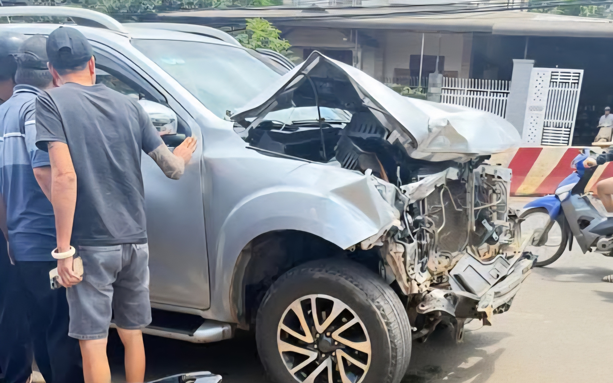 Người dân bắt giữ tài xế xe bán tải gây tai nạn liên hoàn rồi chạy khỏi hiện trường- Ảnh 2.