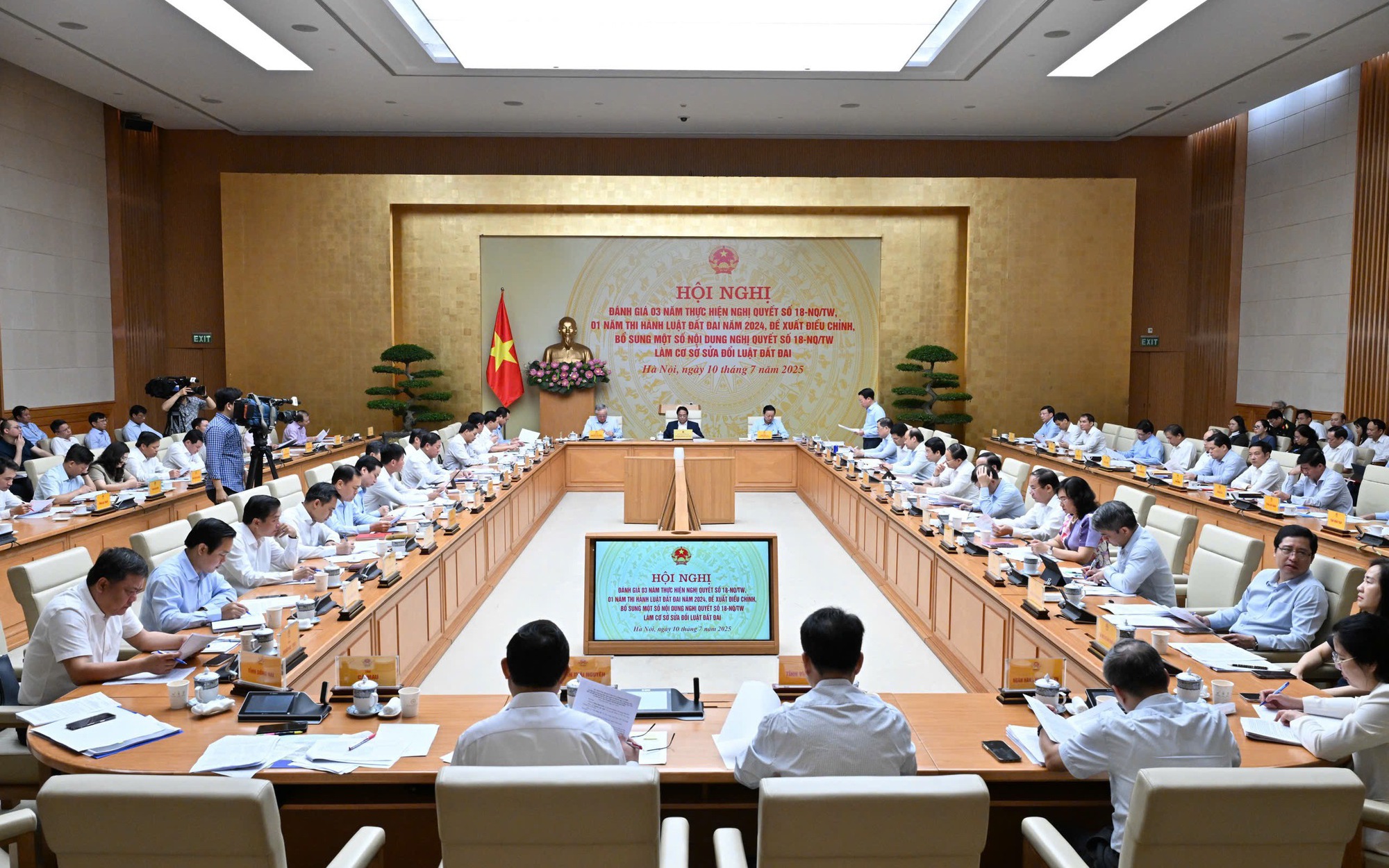 Sửa Luật Đất đai 2024: HoREA muốn bỏ "tiền sử dụng đất", giảm gánh nặng cho doanh nghiệp - Ảnh 1.