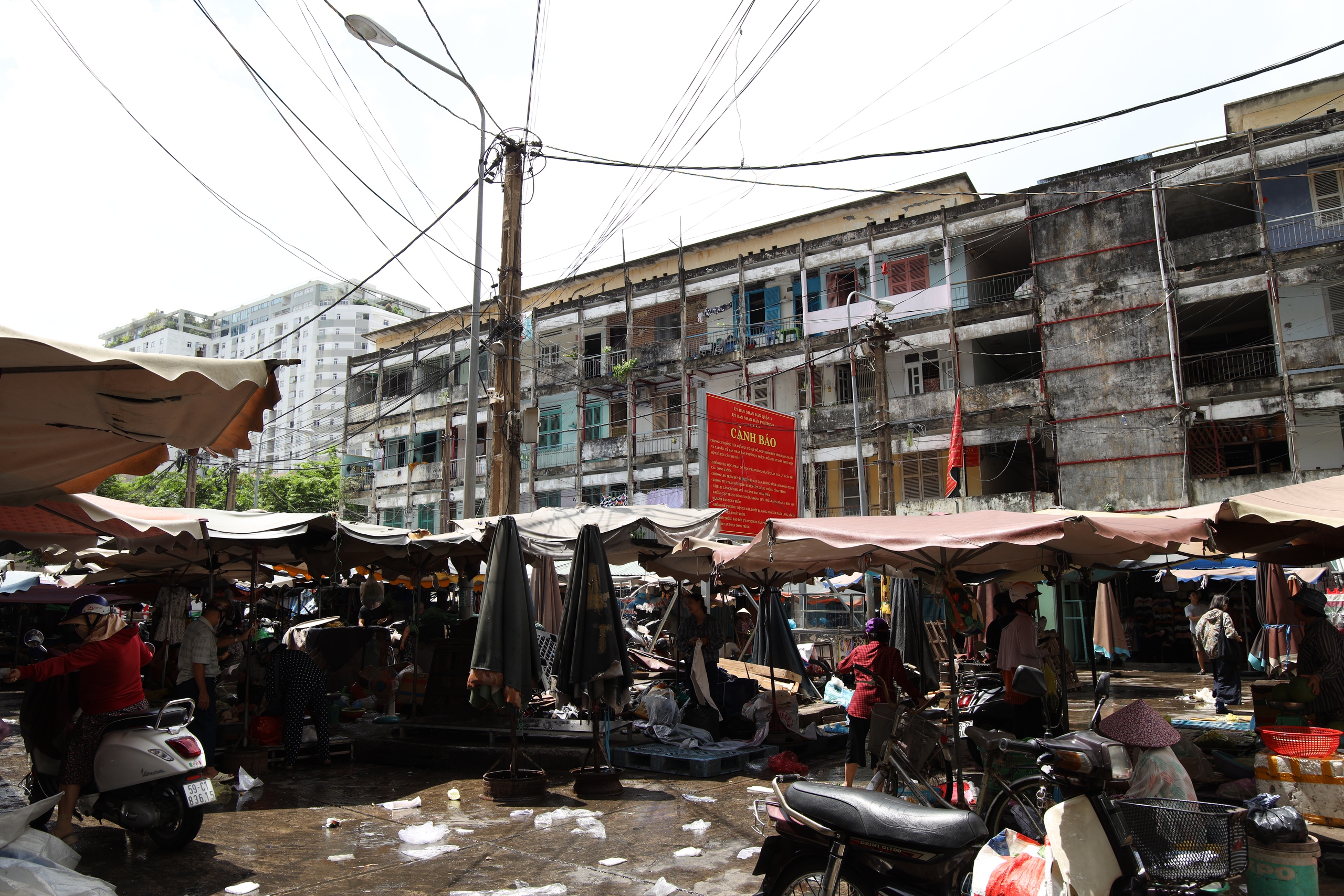 Série „děsivých“ fotografií skrytých nebezpečí požáru a výbuchu v mnoha starých bytových domech a obytných oblastech v Ho Či Minově Městě - Foto 14. Loạt ảnh