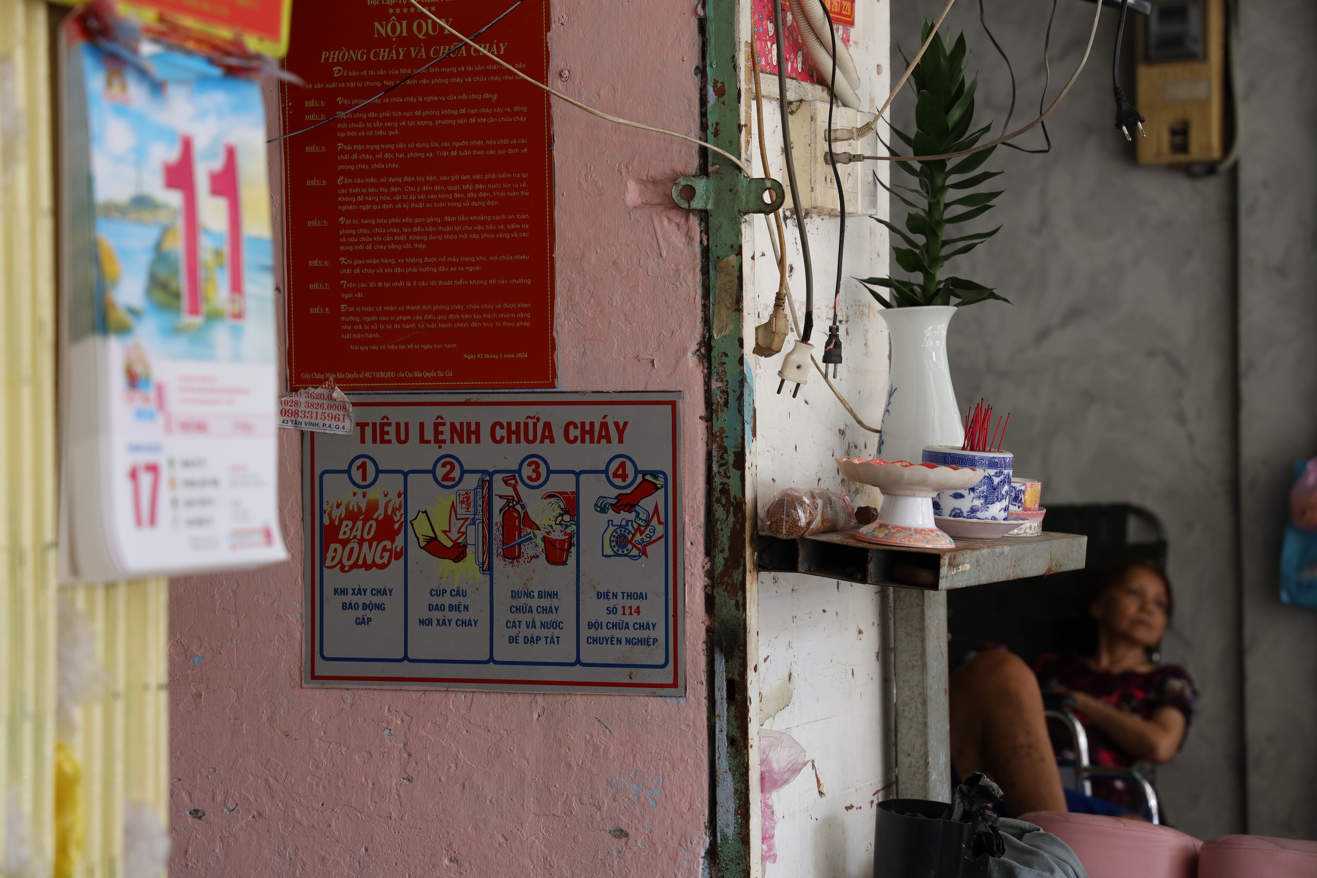 Série „děsivých“ fotografií skrytých nebezpečí požáru a výbuchu v mnoha starých bytových domech a obytných oblastech v Ho Či Minově Městě - Foto 17. Loạt ảnh