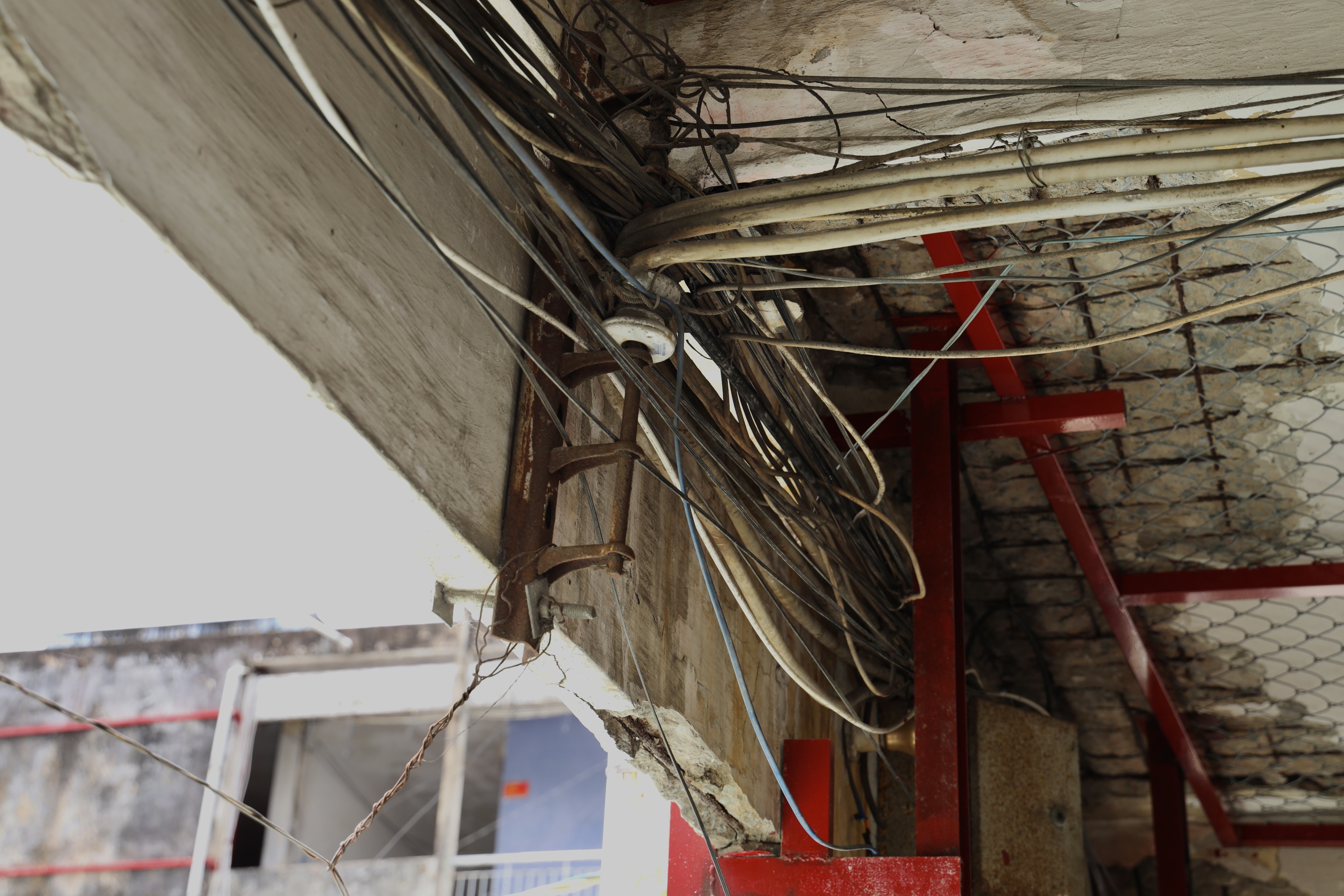 Série „děsivých“ fotografií skrytých nebezpečí požáru a výbuchu v mnoha starých bytových domech a obytných oblastech v Ho Či Minově Městě - Foto 15. Loạt ảnh