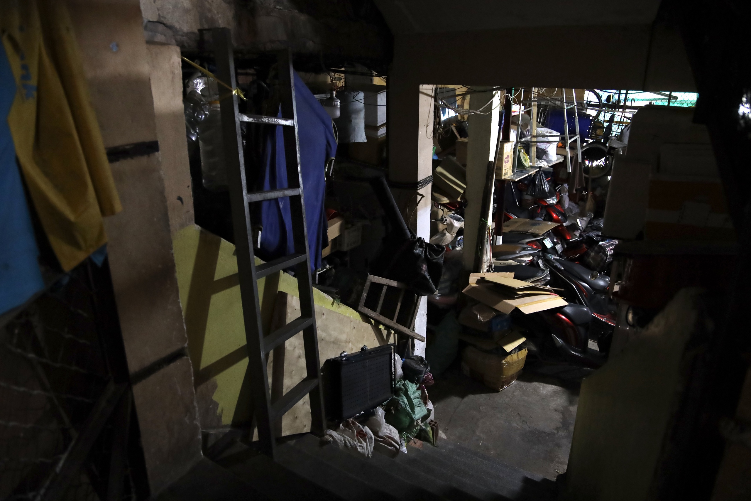 Série „děsivých“ fotografií skrytých nebezpečí požáru a výbuchu v mnoha starých bytových domech a obytných oblastech v Ho Či Minově Městě - Foto 16. Loạt ảnh