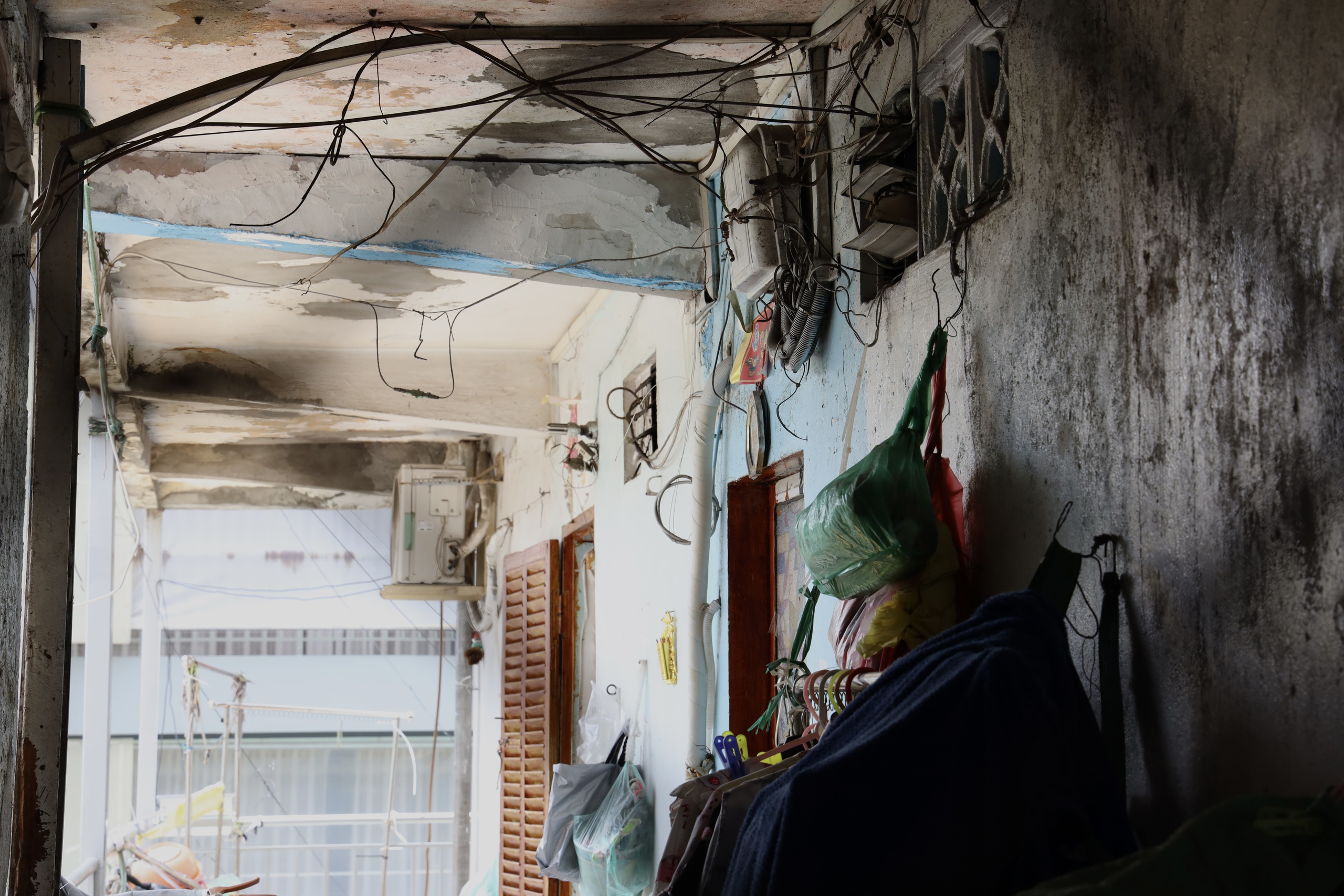 Série „děsivých“ fotografií skrytých nebezpečí požáru a výbuchu v mnoha starých bytových domech a obytných oblastech v Ho Či Minově Městě - Foto 18. Loạt ảnh