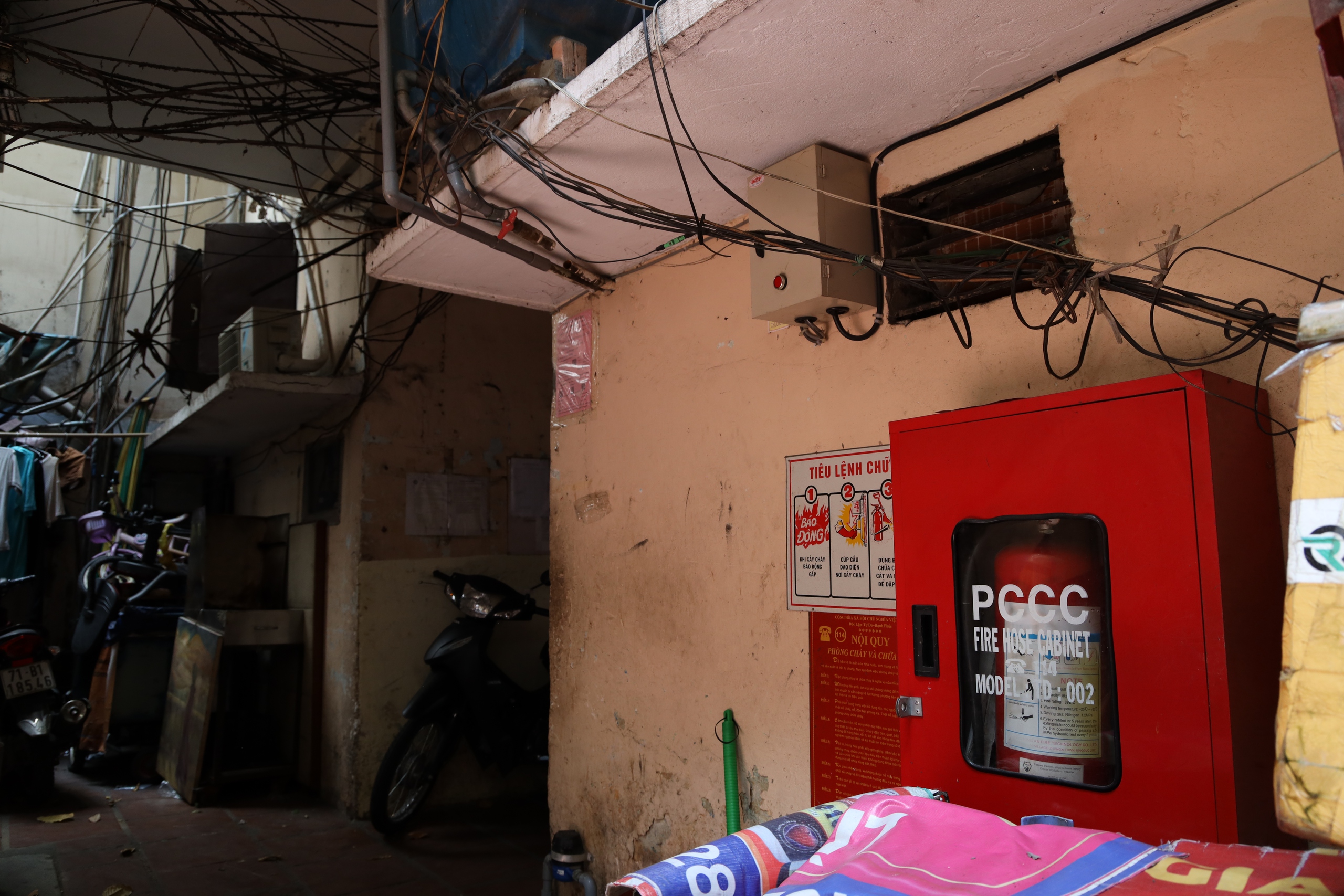 Série „děsivých“ fotografií skrytých nebezpečí požáru a výbuchu v mnoha starých bytových domech a obytných oblastech v Ho Či Minově Městě - Foto 11. Loạt ảnh