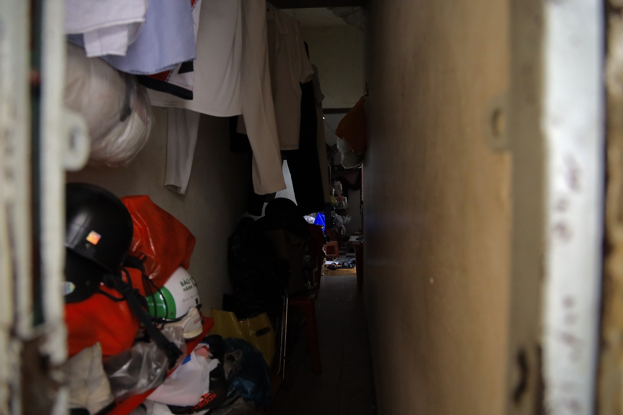 Série „děsivých“ fotografií skrytých nebezpečí požáru a výbuchu v mnoha starých bytových domech a obytných oblastech v Ho Či Minově Městě - Foto 12. Loạt ảnh