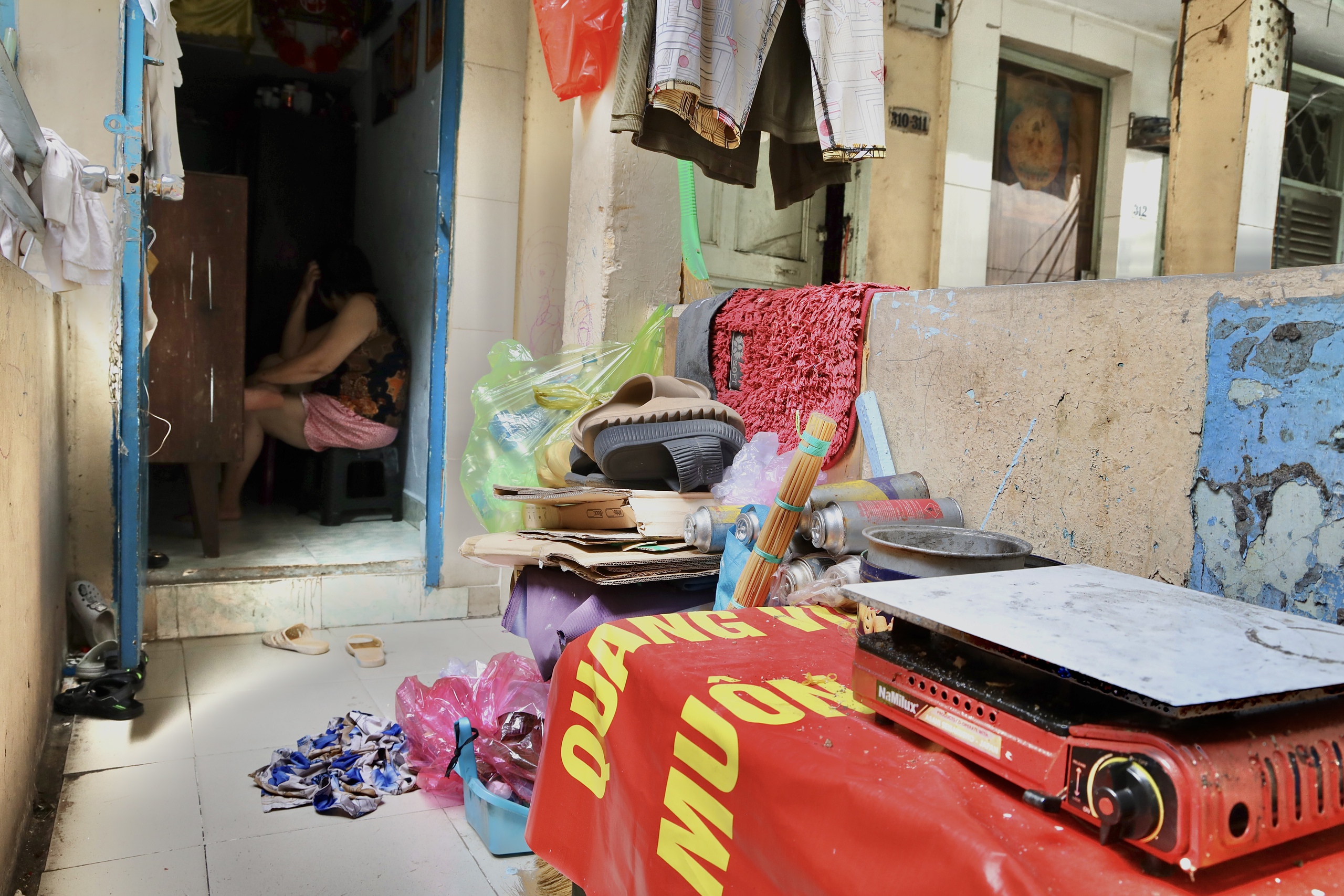 Série „děsivých“ fotografií skrytých rizik požáru a výbuchu v mnoha starých bytových domech a obytných oblastech v Ho Či Minově Městě - Foto 10. Loạt ảnh