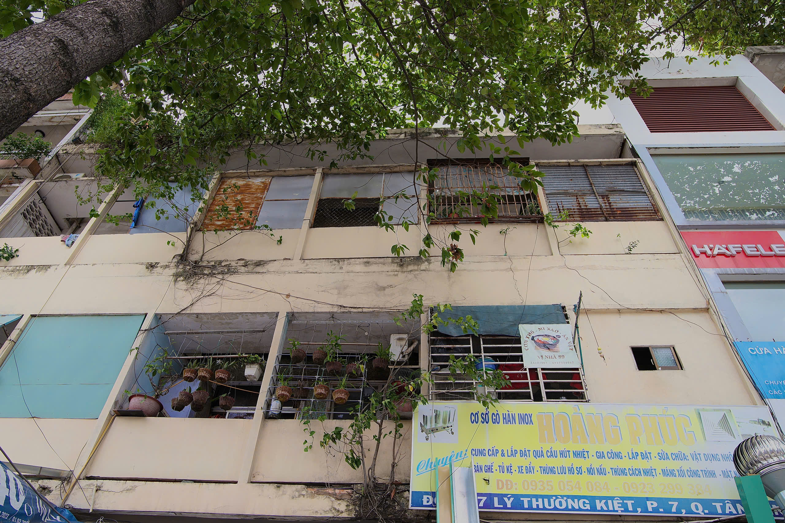 Série „děsivých“ fotografií skrytých nebezpečí požáru a výbuchu v mnoha starých bytových domech a obytných oblastech v Ho Či Minově Městě - Foto 19. Loạt ảnh