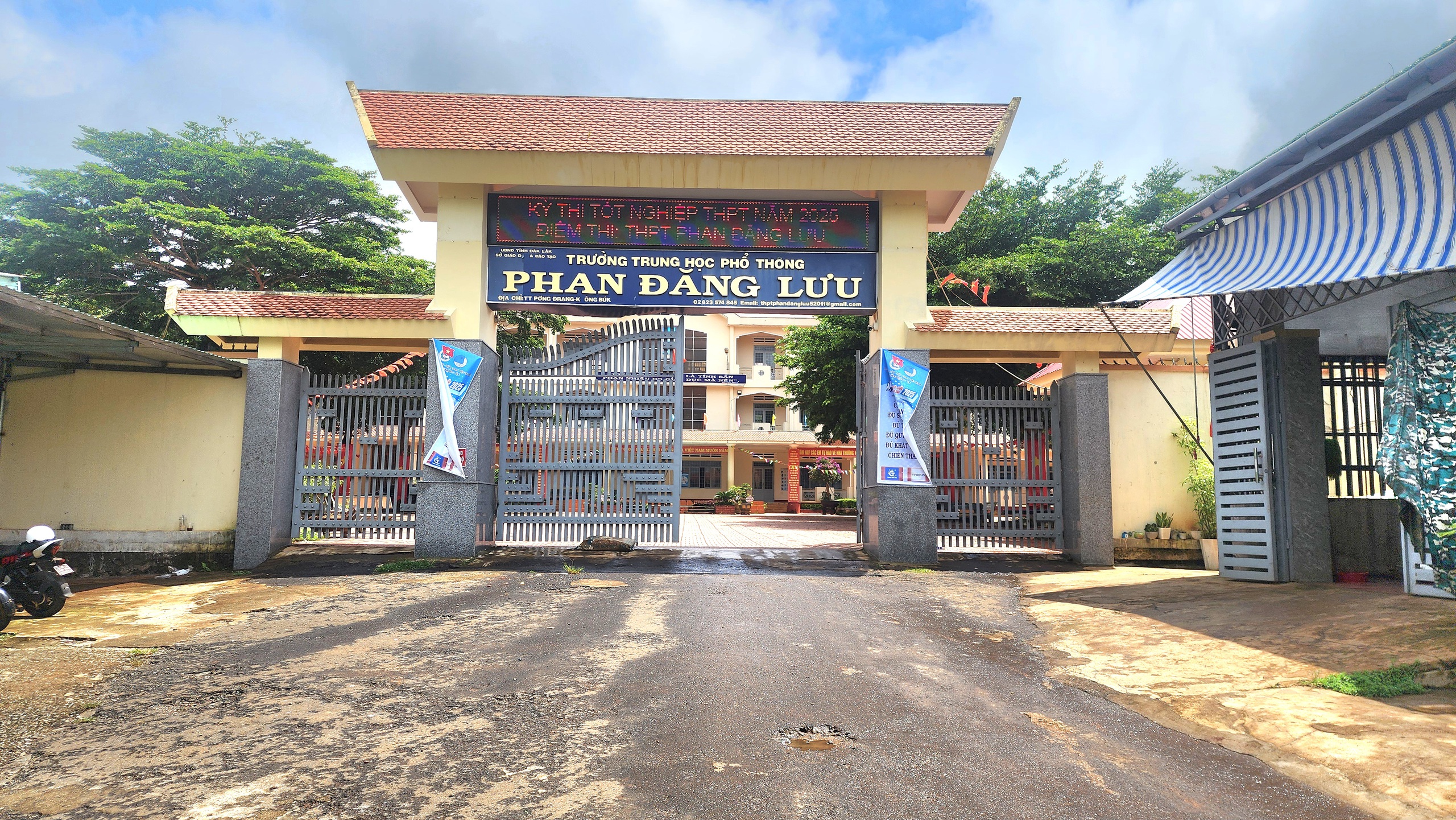 Đắk Lắk yêu cầu làm rõ việc phụ huynh "tố" 2 thầy giáo dạy thêm môn... võ- Ảnh 1. Đắk Lắk yêu cầu làm rõ việc phụ huynh "tố" 2 thầy giáo dạy thêm môn... võ- Ảnh 1.