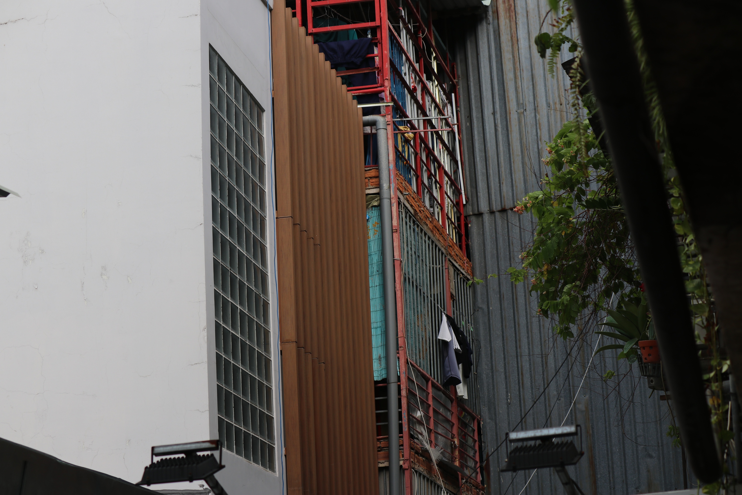 Série „děsivých“ fotografií skrytých nebezpečí požáru a výbuchu v mnoha starých bytových domech a obytných oblastech v Ho Či Minově Městě - Foto 6. Loạt ảnh