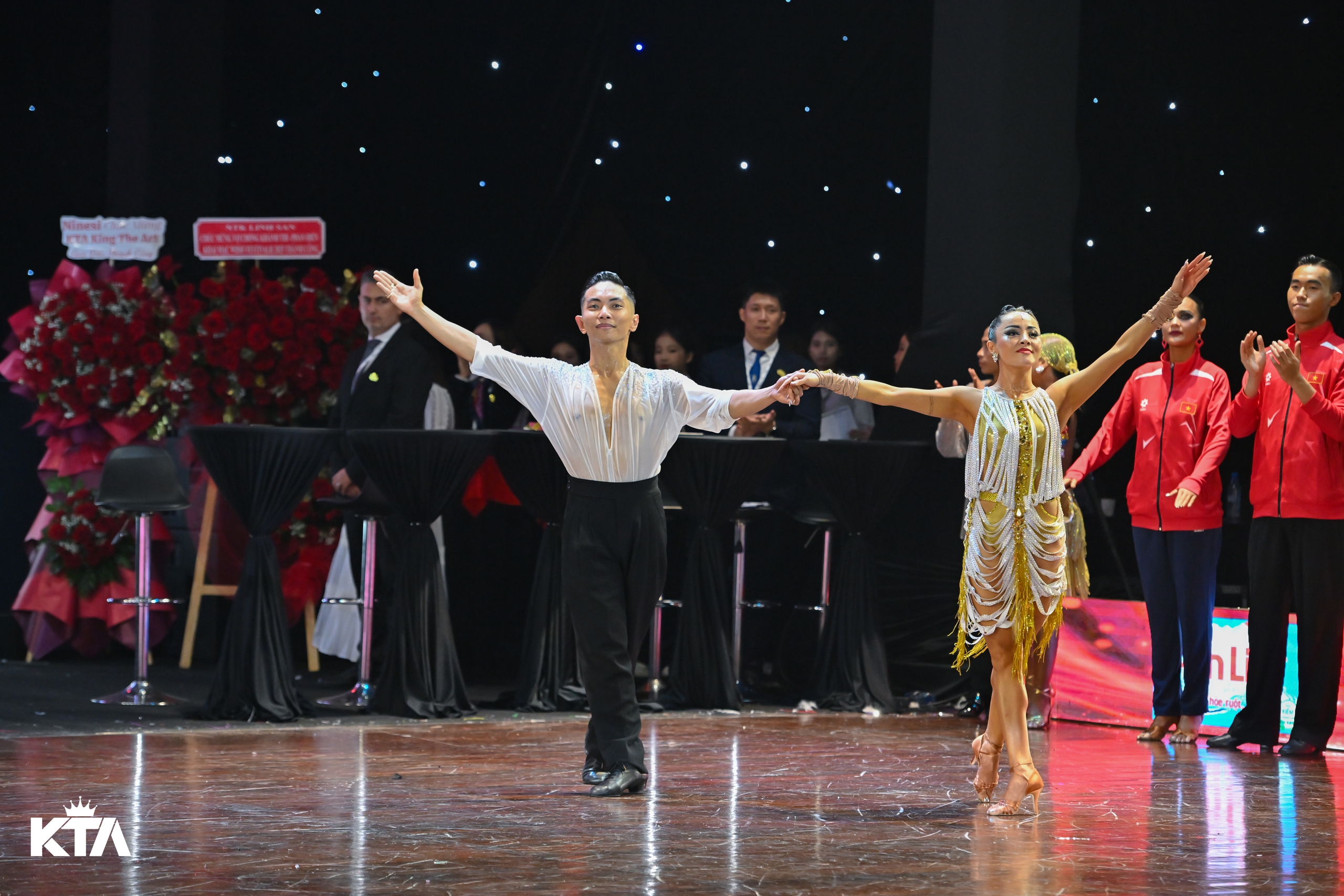 Cặp đôi Phan Hiển, Thu Hương đoạt cú ăn 3 tại Giải Dancesport Festival 2025 - Ảnh 1.