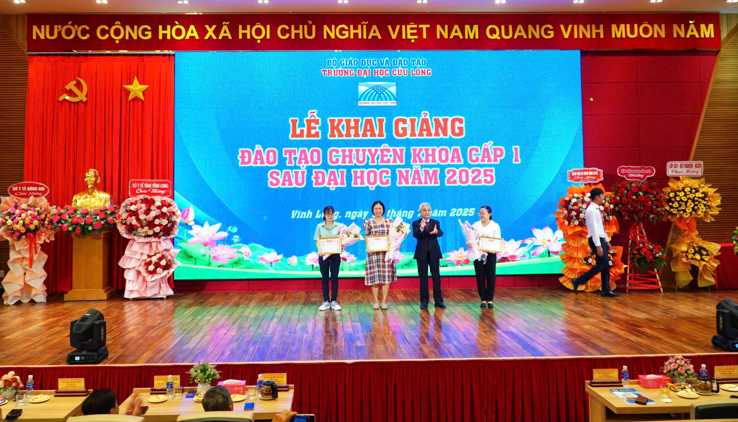 សាកលវិទ្យាល័យ Cuu Long មាននិស្សិតចំនួន 154 នាក់បានចូលប្រឡងចូលវគ្គបណ្តុះបណ្តាលជំនាញកម្រិត 1 - រូបថត 4. Trường ĐH Cửu Long có 154 học viên trúng tuyển kỳ tuyển sinh đào tạo chuyên khoa cấp 1- Ảnh 4.