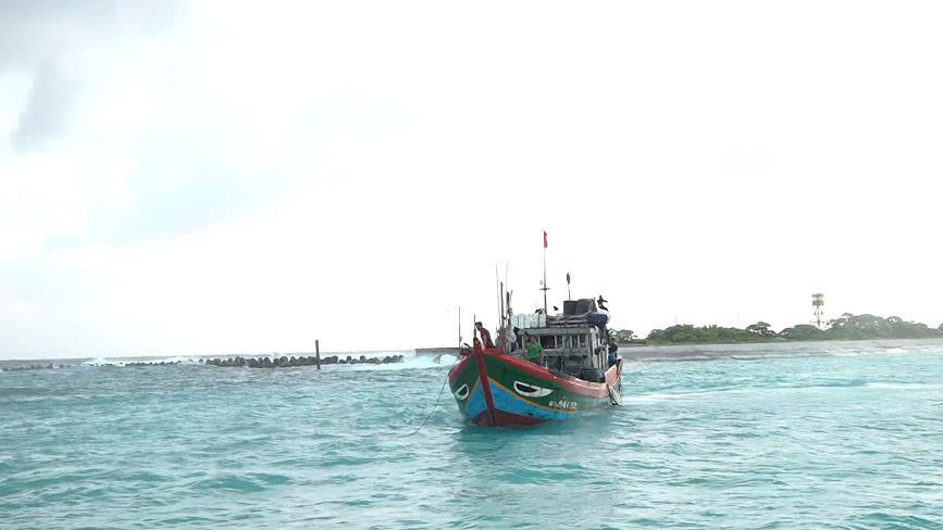 Στρατιώτες του νησιού Song Tu Tay διασώζουν ψαράδες που είχαν εργατικό ατύχημα στο Truong Sa - Φωτογραφία 1. Bộ đội đảo Song Tử Tây cứu ngư dân bị tai nạn lao động ở Trường Sa- Ảnh 1.
