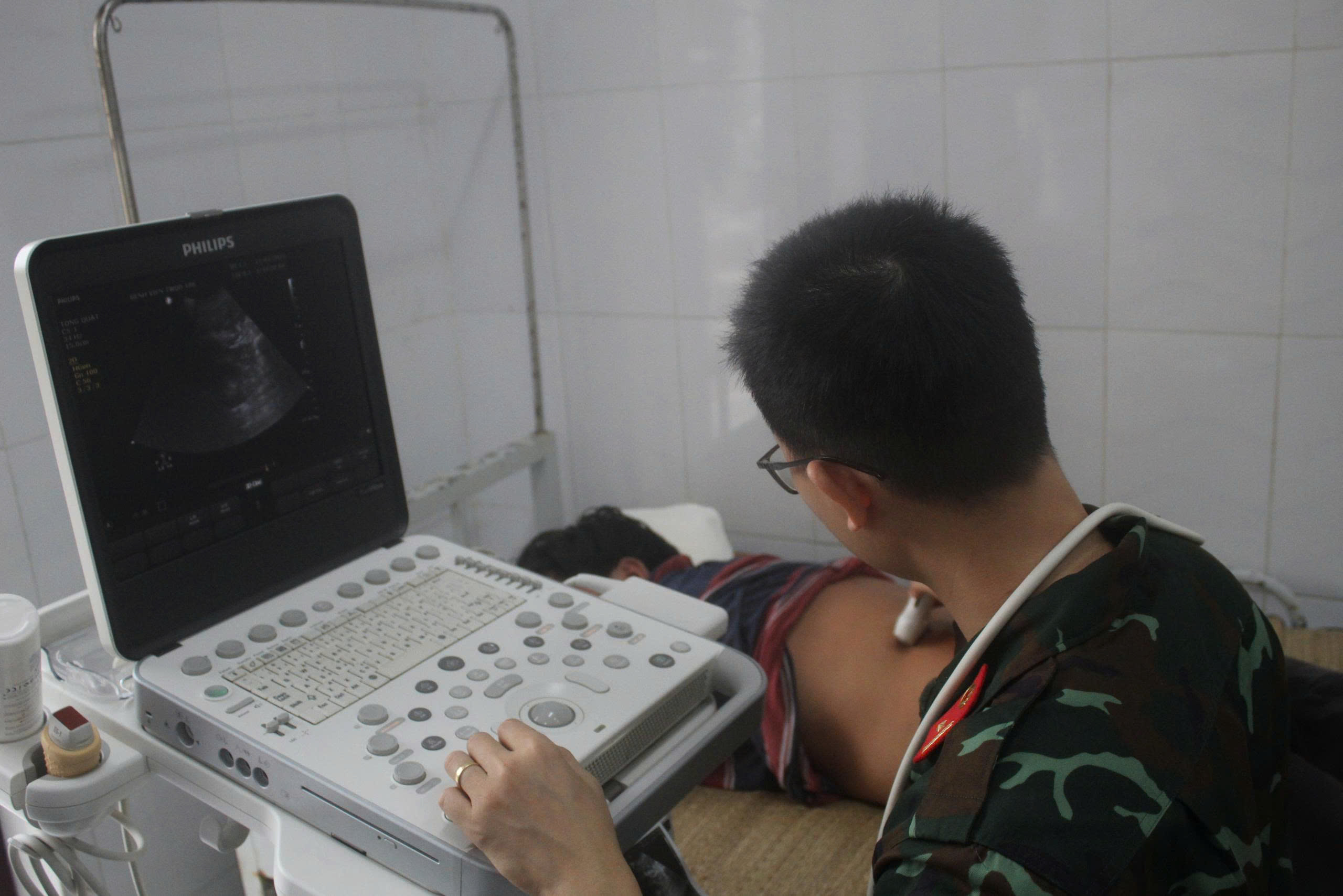 Στρατιώτες του νησιού Song Tu Tay διασώζουν ψαράδες που είχαν εργατικό ατύχημα στο Truong Sa - Φωτογραφία 3. Bộ đội đảo Song Tử Tây cứu ngư dân bị tai nạn lao động ở Trường Sa- Ảnh 3.