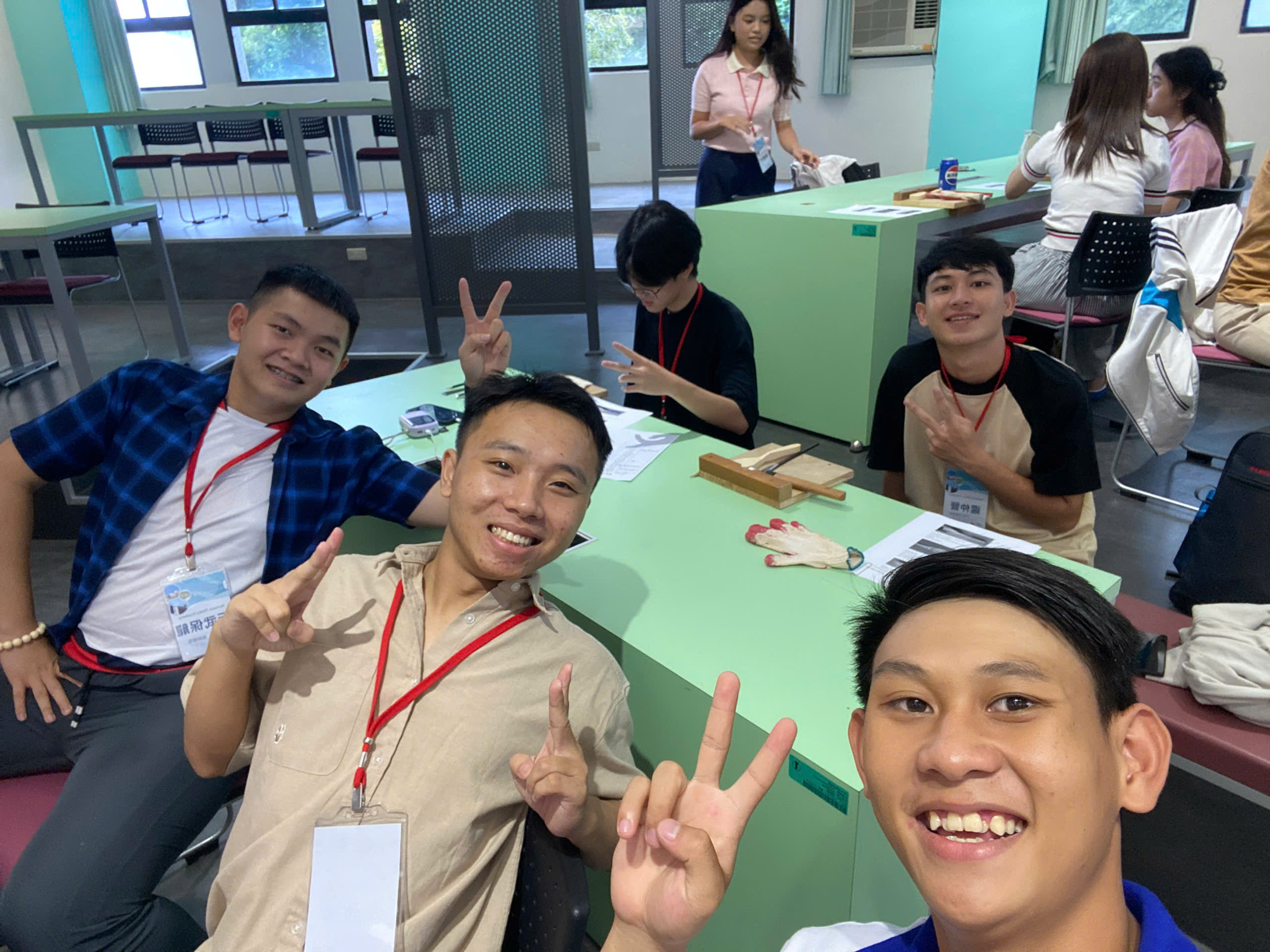 Sinh viên Việt Nam xuất ngọai trình bày nghiên cứu khoa học bằng 3 ngôn ngữ - Ảnh 4. Sinh viên Việt Nam xuất ngọai trình bày nghiên cứu khoa học bằng 3 ngôn ngữ - Ảnh 4.
