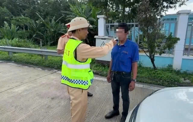 Tài xế chở khách từ TP HCM vi phạm nồng độ cồn kịch trần trên cao tốc - Ảnh 1.