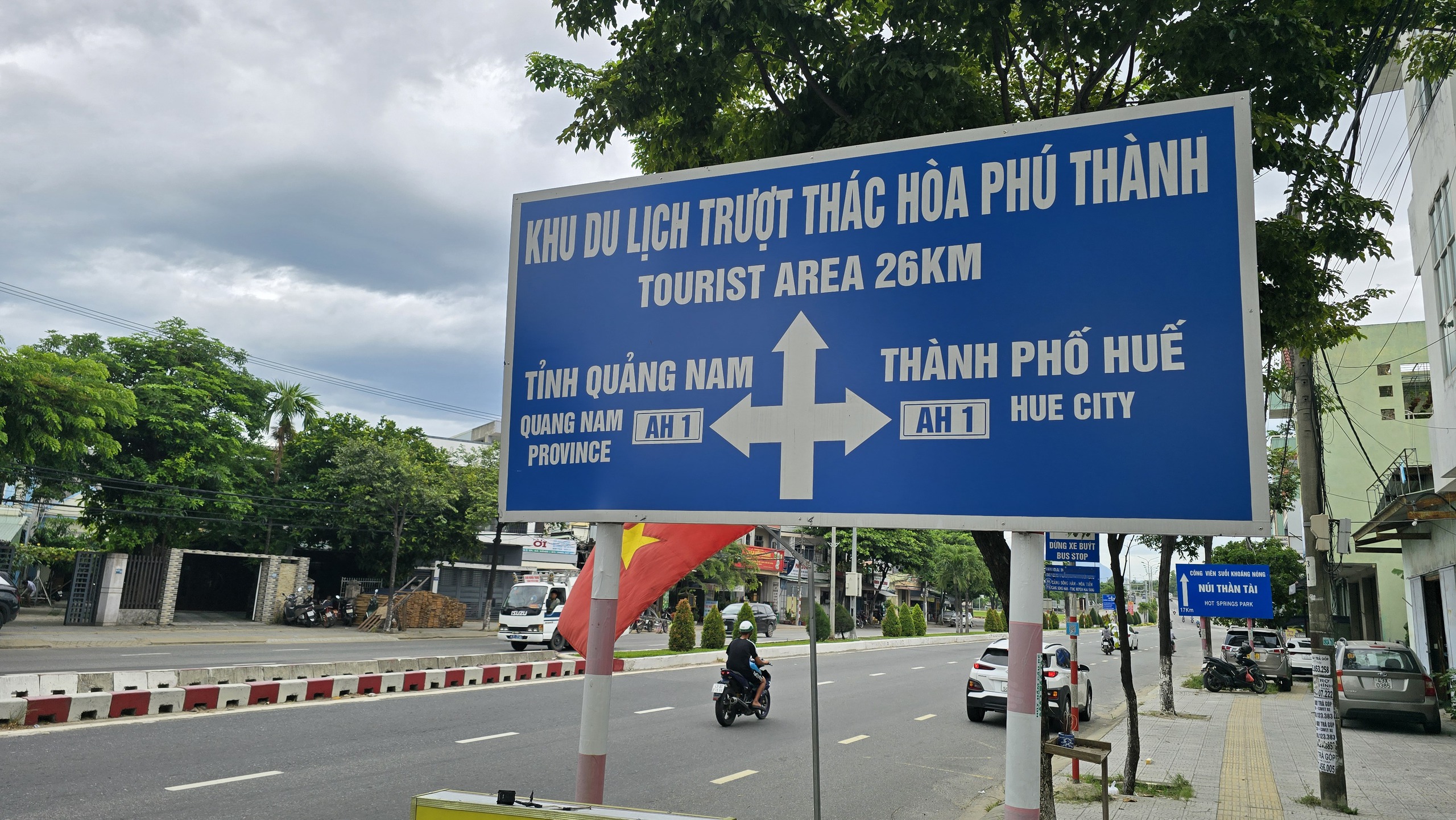 Khẩn trương điều chỉnh hàng loạt biển chỉ dẫn giao thông ở Đà Nẵng - Ảnh 3.