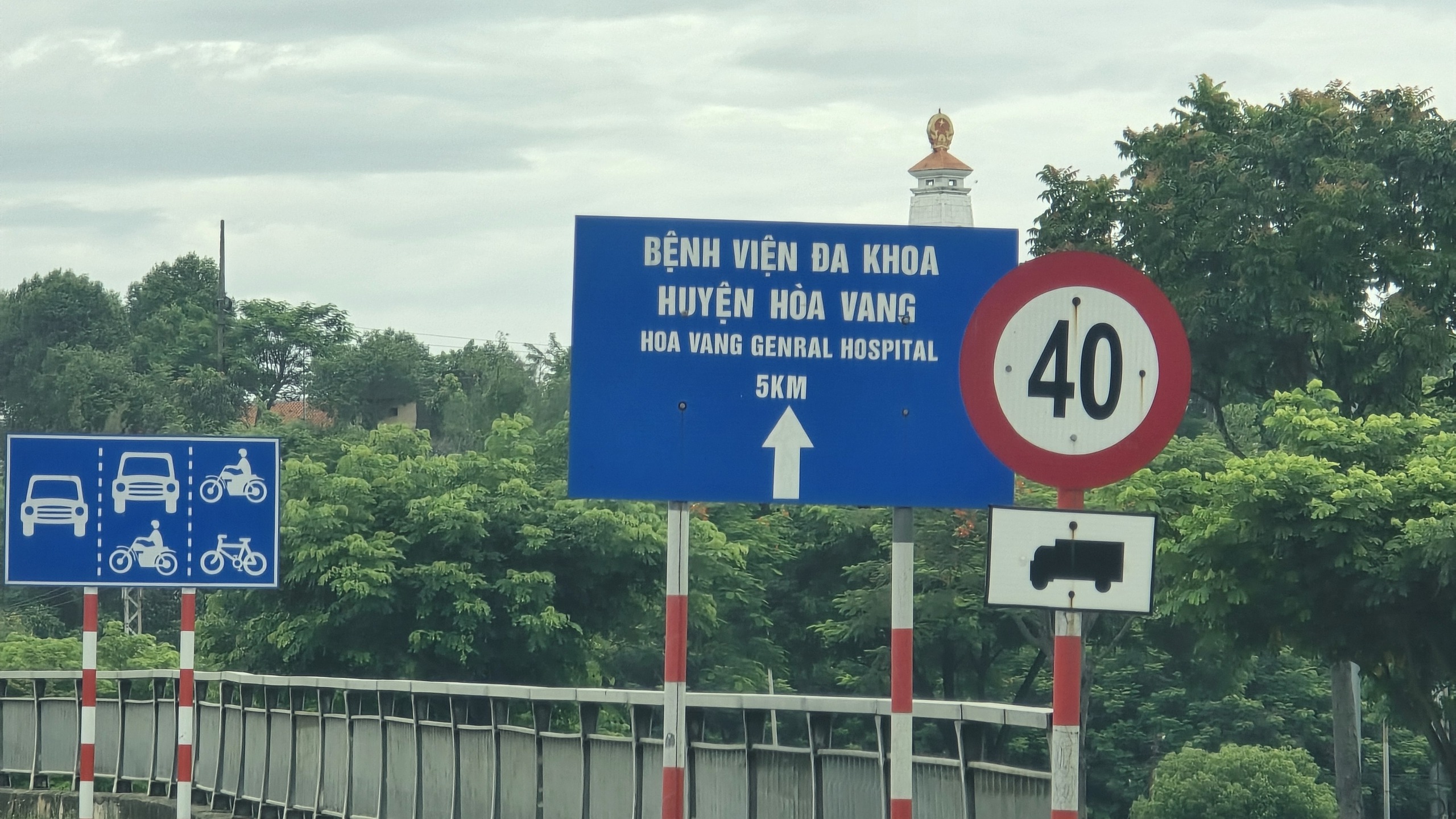 Khẩn trương điều chỉnh hàng loạt biển chỉ dẫn giao thông ở Đà Nẵng - Ảnh 1.